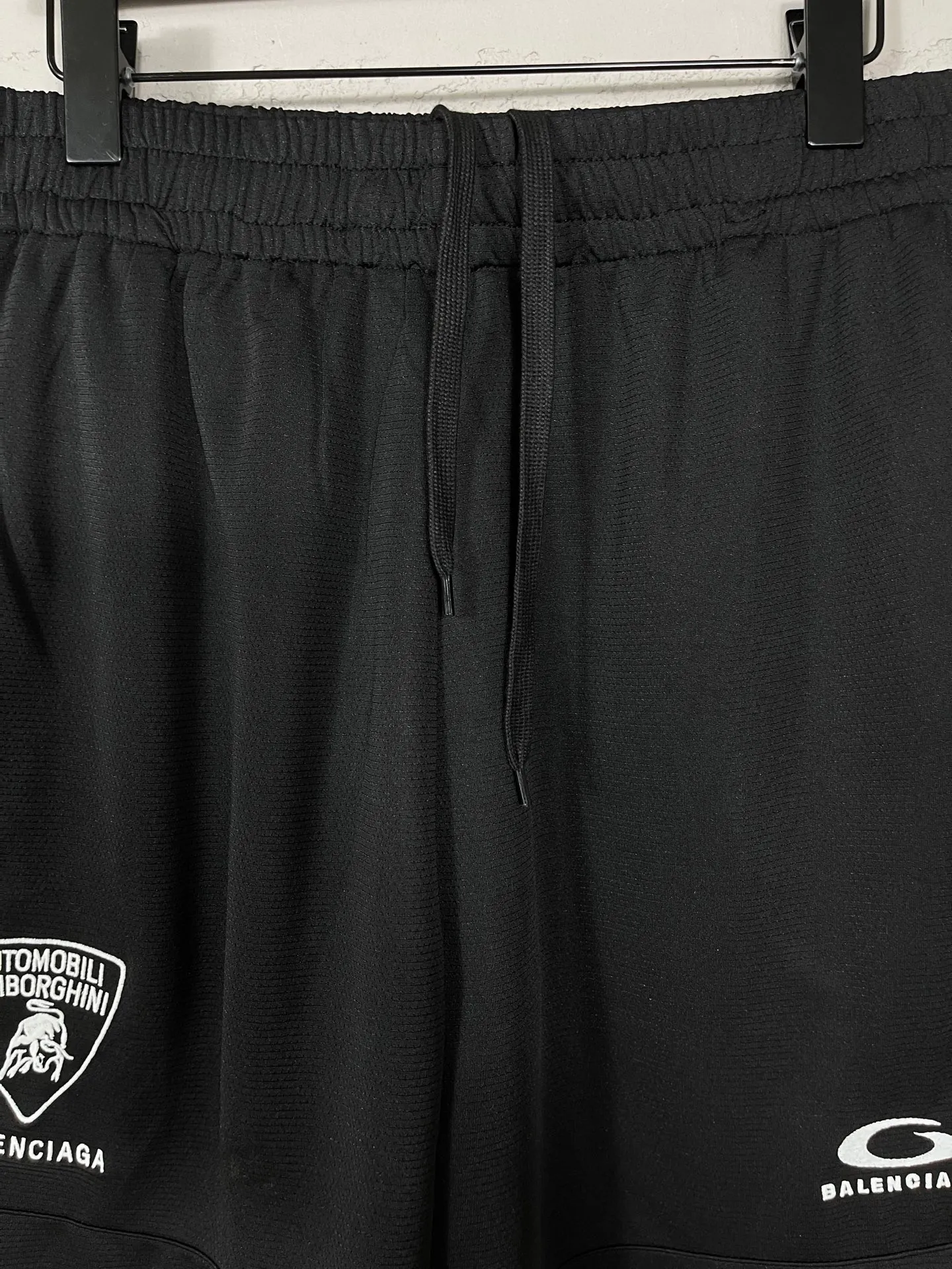 🅿️210 Actual pictures [Top version. Official website quality] BALENCI*GA/Paris co-branded Lamborghini shorts. Embroidery on the front and left, double-layer mesh lining, and multi-position hem shorts. Extra heavy craftsmanship. SS25 latest model. Research and development at the first time, different market currencies. Comparisons welcome. The fabric is made of custom-woven sports fabric that absorbs moisture and is comfortable and dry. Whether you are doing sports or fitness or going out on the street every day, you can easily become the center of attention. Weight 180 grams. The embroidery is done using imported Tajima embroidery machines. The pattern letters are clear, three-dimensional and without burrs. Different market currencies. Comparisons welcome. The version adopts a loose version. The same style for men and women. Code: BL257002 Color: Black Size: XS S M L