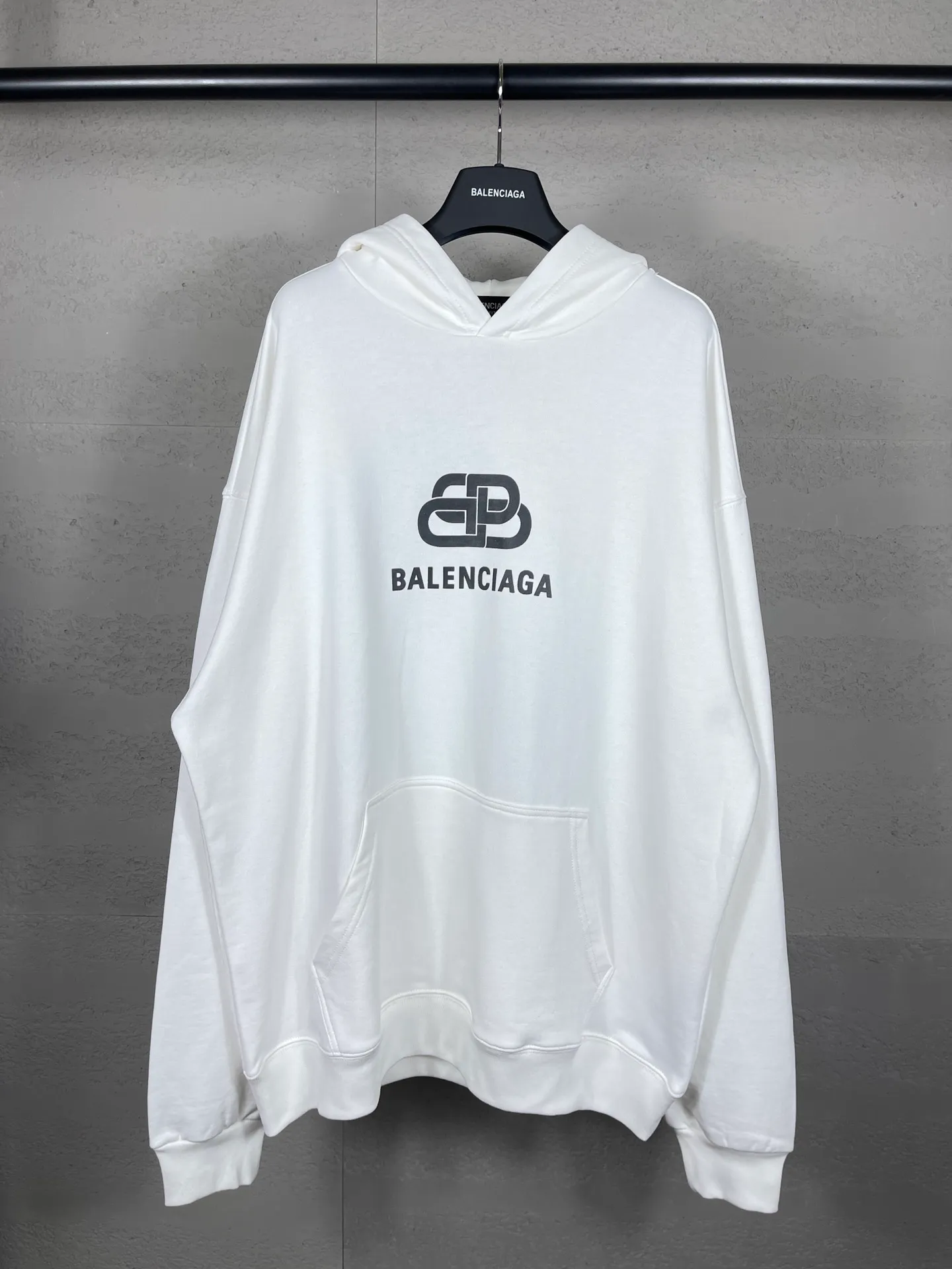 🅿️280 real photos [Top version. Official website quality] BALENCI*GA/Paris. Classic style. Lock letter LOGO long-sleeved hooded sweatshirt. Brick cabinet synchronization.                       The fabric is made of Paris ZP custom-woven and dyed cotton sweatshirt. The weight is 450 grams. The cloth surface is clean. The cloth pattern is clear, soft and comfortable. The threads are dyed with no color difference. The classic pattern is printed with environmentally friendly imported materials, precision printing mesh, the letters are clear, the effect is three-dimensional, and the brick cabinet is restored. The version adopts the OS loose shoulder style. Same style for men and women Coding: BL238053 Color: black, white Size: XS S M L