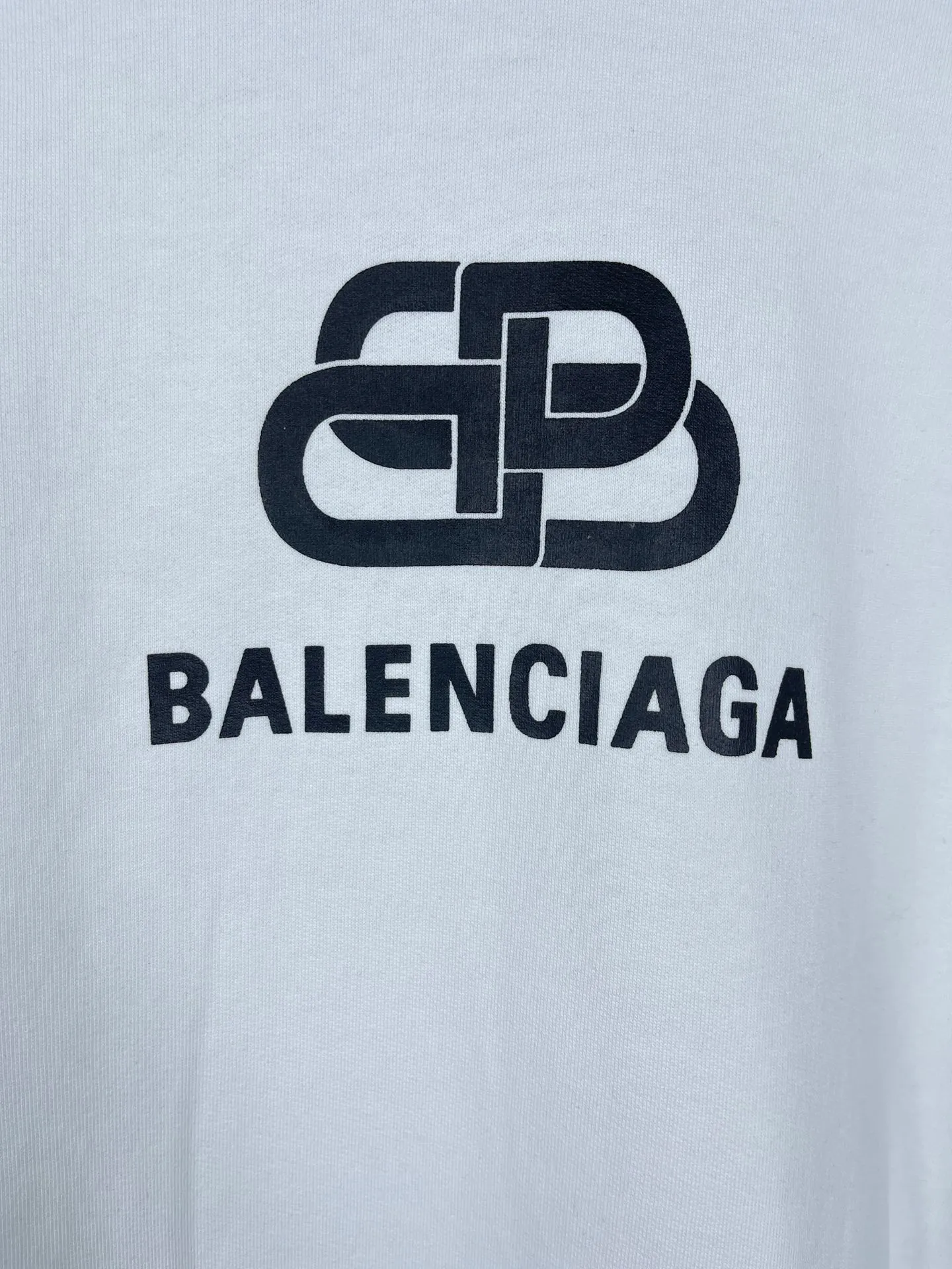 🅿️280 real photos [Top version. Official website quality] BALENCI*GA/Paris. Classic style. Lock letter LOGO long-sleeved hooded sweatshirt. Brick cabinet synchronization.                       The fabric is made of Paris ZP custom-woven and dyed cotton sweatshirt. The weight is 450 grams. The cloth surface is clean. The cloth pattern is clear, soft and comfortable. The threads are dyed with no color difference. The classic pattern is printed with environmentally friendly imported materials, precision printing mesh, the letters are clear, the effect is three-dimensional, and the brick cabinet is restored. The version adopts the OS loose shoulder style. Same style for men and women Coding: BL238053 Color: black, white Size: XS S M L