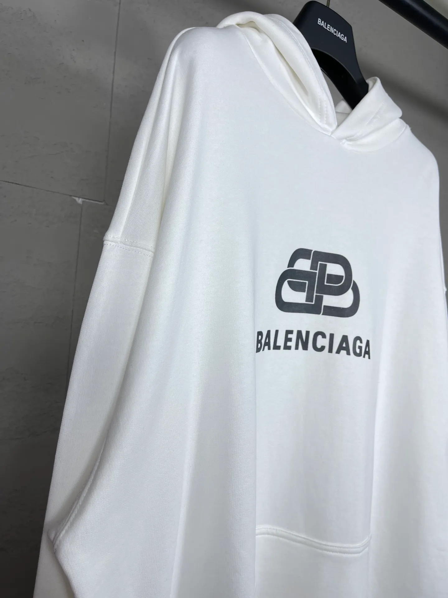 🅿️280 real photos [Top version. Official website quality] BALENCI*GA/Paris. Classic style. Lock letter LOGO long-sleeved hooded sweatshirt. Brick cabinet synchronization.                       The fabric is made of Paris ZP custom-woven and dyed cotton sweatshirt. The weight is 450 grams. The cloth surface is clean. The cloth pattern is clear, soft and comfortable. The threads are dyed with no color difference. The classic pattern is printed with environmentally friendly imported materials, precision printing mesh, the letters are clear, the effect is three-dimensional, and the brick cabinet is restored. The version adopts the OS loose shoulder style. Same style for men and women Coding: BL238053 Color: black, white Size: XS S M L