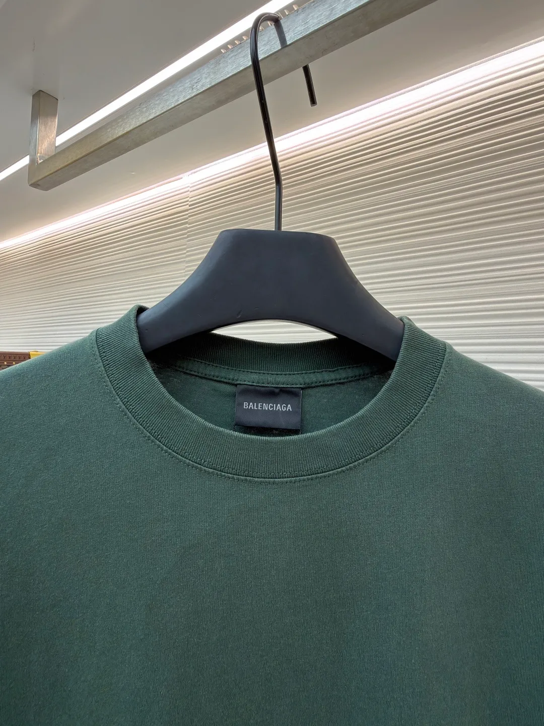 Balenciaga BB icon printed short sleeves ●Original version: purchased and developed for 6300 ●Item number: 1682441-X95 ●Fabric: plain knitted fabric ●Technology: Glue printing production ●Color: green ●Version: Loose version ●Weight: about 300 grams ●Size: S-M-L-XL ●Description: Customized densely woven jersey material with excellent texture and comfortable skin fit, with rich and pure washed black as the main tone Let distressing become the ultimate expression of street aesthetics. The front is printed with BB icon stencil Shibaki's works. Graffiti are revealed in the fading. Every inch of wear and tear is a deliberate accident. Use color conflict to create visual tension. Let street art jump from the wall to fashion. Let the sense of high-end grow wildly in the deliberate imperfection. Use glue graffiti printing. The chest printing has been modified three times with the film screen. Use glue liquid paint to print the pattern on the fabric. Bake the fabric to fix the printed pattern, wash it heavily and use a special solution to remove stains and fade slightly. Then use snowflake washing to fade the color through strong washing to make the color more uniform. The overall wiring is straight and delicate, the fabric is comfortable and soft, and the color is consistent without color difference. It can be matched with the same style to create a fashionable look and control various occasions. Customized accessories, complete with three standards, same style for men and women!