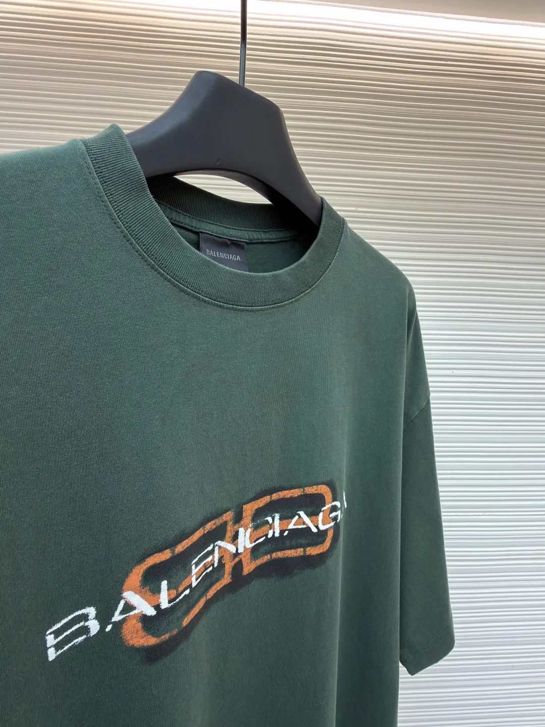 Balenciaga BB icon printed short sleeves ●Original version: purchased and developed for 6300 ●Item number: 1682441-X95 ●Fabric: plain knitted fabric ●Technology: Glue printing production ●Color: green ●Version: Loose version ●Weight: about 300 grams ●Size: S-M-L-XL ●Description: Customized densely woven jersey material with excellent texture and comfortable skin fit, with rich and pure washed black as the main tone Let distressing become the ultimate expression of street aesthetics. The front is printed with BB icon stencil Shibaki's works. Graffiti are revealed in the fading. Every inch of wear and tear is a deliberate accident. Use color conflict to create visual tension. Let street art jump from the wall to fashion. Let the sense of high-end grow wildly in the deliberate imperfection. Use glue graffiti printing. The chest printing has been modified three times with the film screen. Use glue liquid paint to print the pattern on the fabric. Bake the fabric to fix the printed pattern, wash it heavily and use a special solution to remove stains and fade slightly. Then use snowflake washing to fade the color through strong washing to make the color more uniform. The overall wiring is straight and delicate, the fabric is comfortable and soft, and the color is consistent without color difference. It can be matched with the same style to create a fashionable look and control various occasions. Customized accessories, complete with three standards, same style for men and women!