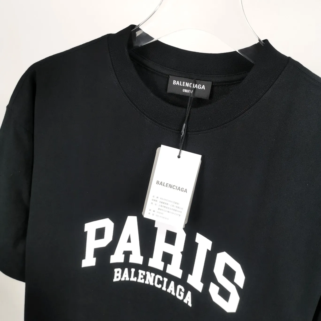 [New] Balenciaga PARIS printed chest t-shirt for male and female couples, the same style pure cotton short-sleeved T-shirt. The fabric is made of 32S 260g combed cotton fabric, which is full of drape, comfortable and breathable. The printing is made of imported thick paste from the printing elliptical machine. It is full of thickness and restores the original printing thickness. The overall printing has no edging. Large products come with three standards + size sticker + dustproof paper with logo. Size: Xs-L. Color: White, Black, Pink. P: 240.