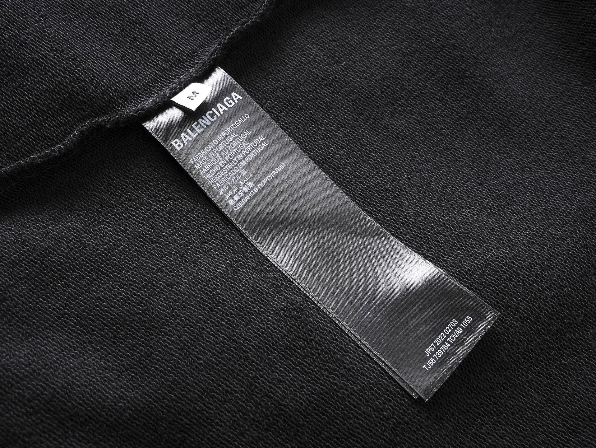 🅿️370 photos [Top version. Official website quality] BALENCI*GA/Paris.SS25 latest model classic LOGO sludgy print on the back, washed and worn, zipper cardigan hooded sweatshirt. The garments are washed and aged. The brick cabinets are synchronized. The authentic product is developed at the first time. The fabric is made of Paris ZP custom-woven and dyed cotton sweatshirt. The weight is 460 grams, the cloth surface is clean, the texture is clear, and there is no color difference. The printing is made of genuine glue and has a three-dimensional effect. The version adopts OS loose shoulder design. Same style for men and women. Code: BL259933 Color: Black Size: XS S M L