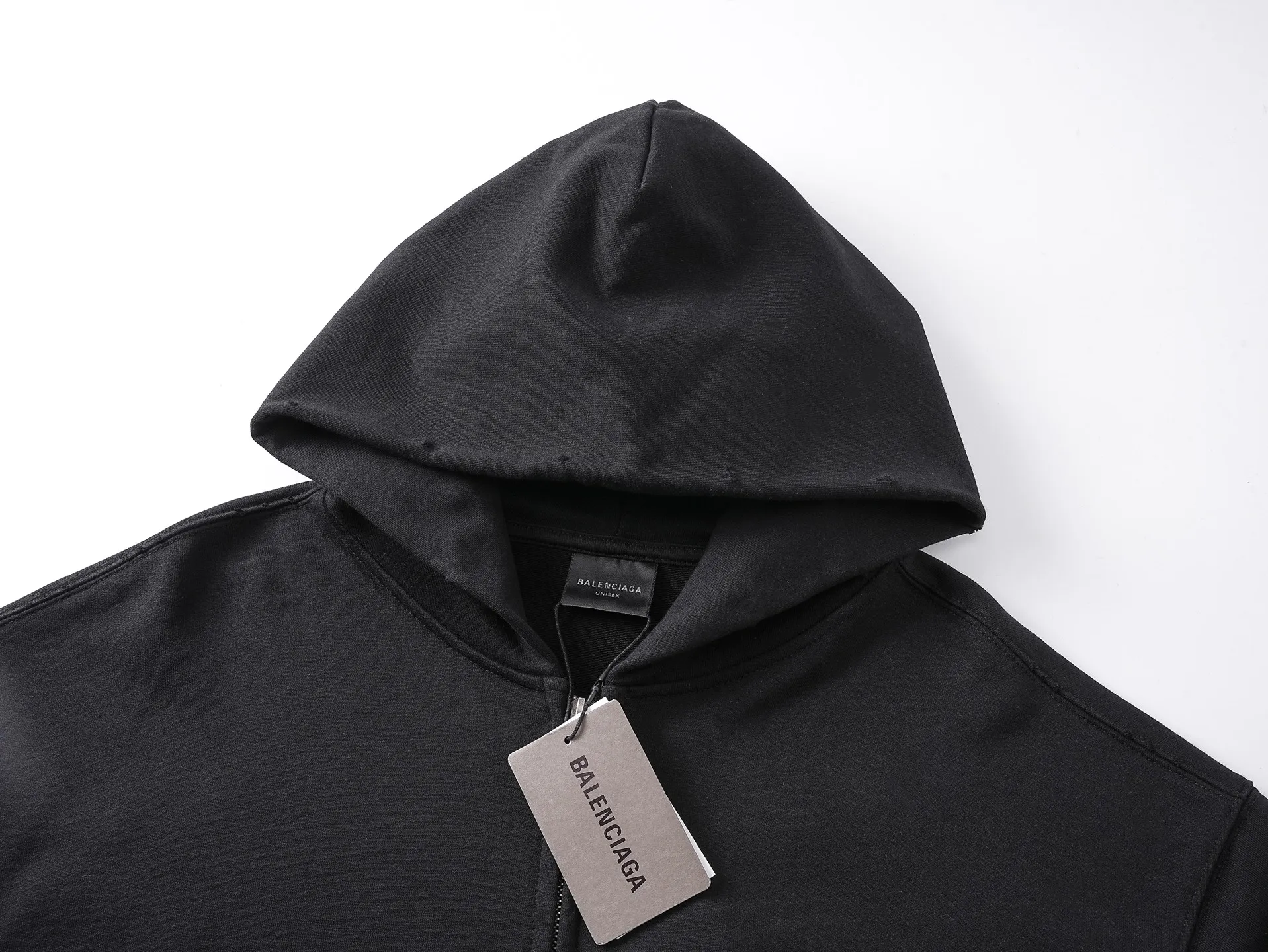 🅿️370 photos [Top version. Official website quality] BALENCI*GA/Paris.SS25 latest model classic LOGO sludgy print on the back, washed and worn, zipper cardigan hooded sweatshirt. The garments are washed and aged. The brick cabinets are synchronized. The authentic product is developed at the first time. The fabric is made of Paris ZP custom-woven and dyed cotton sweatshirt. The weight is 460 grams, the cloth surface is clean, the texture is clear, and there is no color difference. The printing is made of genuine glue and has a three-dimensional effect. The version adopts OS loose shoulder design. Same style for men and women. Code: BL259933 Color: Black Size: XS S M L