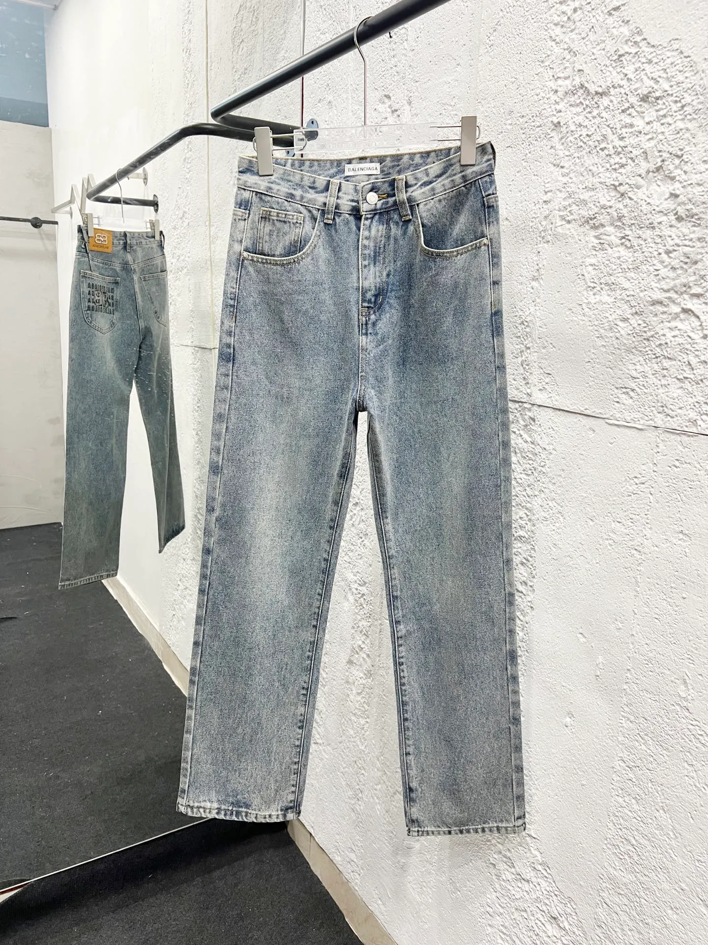 🅿️260 Style number: H906 Balenciaga & BALENCIAGA’s new classic letter-printed logo jeans use unique technology to perfectly interpret the dreamlike colors of the Northern Lights. Each pair of jeans is unique and colorful, as if the mystery and beauty of the Northern Lights are worn on the body. The tie-dye process makes the color transition of the jeans natural and rich in layers, giving people an artistic visual enjoyment. Moreover, this process also makes the jeans softer and more comfortable, and they fit your body very well when worn, allowing you to show off your perfect body curves. They are made of high-quality denim fabric and carefully processed to have good wear resistance and durability. This new type of jeans uses tie-dye technology to interpret the dreamlike colors of the Northern Lights. It is not only fashionable and versatile, but also enhances your aura and becomes the focus of everyone's attention. Original goods, washed casual jeans, imported original washed stretch fabrics, comfortable and elastic, original hardware accessories decorated with logo, super correct version, extremely high grade, counter quality, fashionable and stylish upper body. The printing uses imported foam printing, customized buttons, YKK zippers. The complete set of accessories is customized in a one-to-one mold. Color: Gray Size: 28-30-32-34-36 (s-xxl)