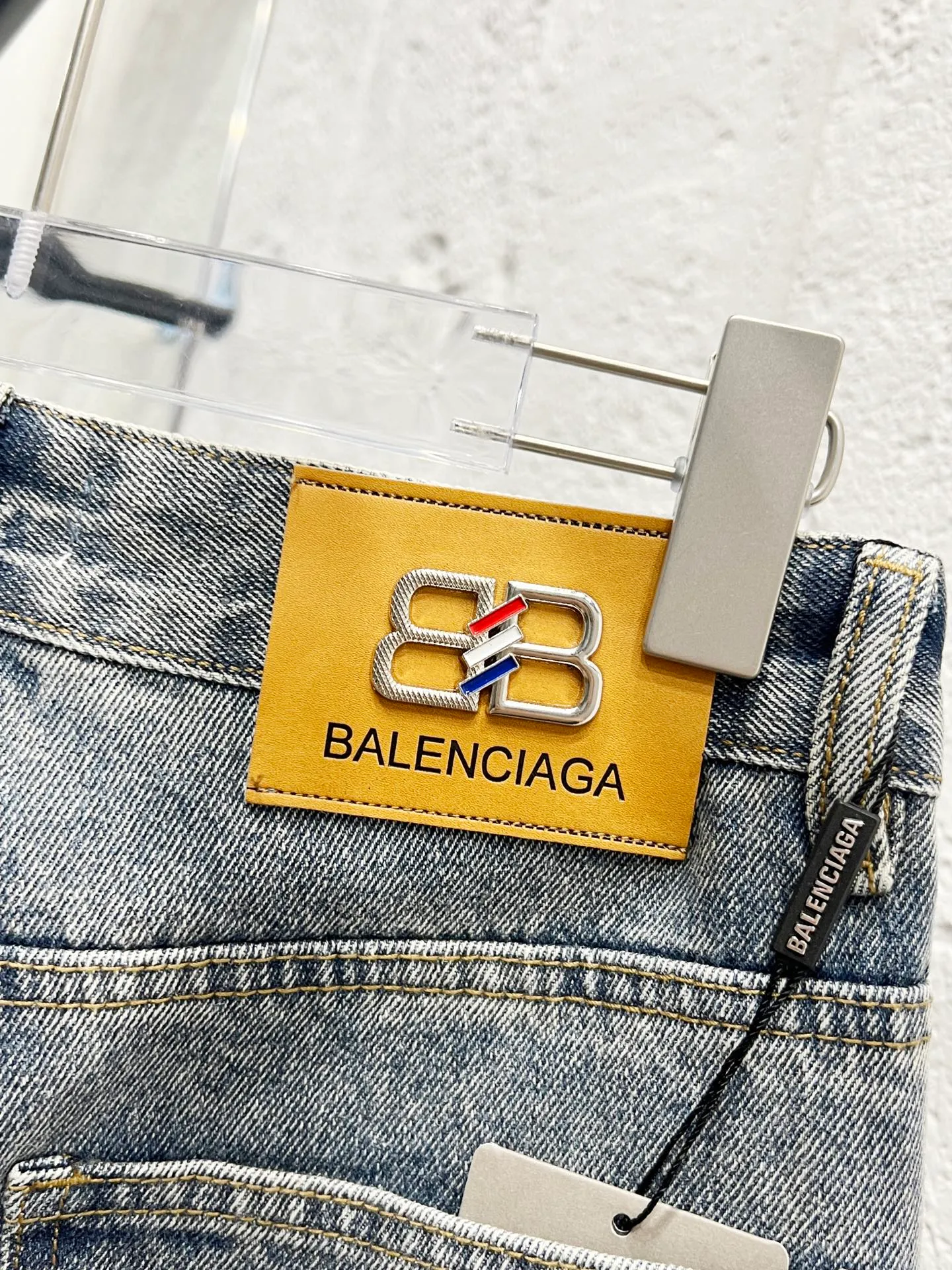 🅿️260 Style number: H906 Balenciaga & BALENCIAGA’s new classic letter-printed logo jeans use unique technology to perfectly interpret the dreamlike colors of the Northern Lights. Each pair of jeans is unique and colorful, as if the mystery and beauty of the Northern Lights are worn on the body. The tie-dye process makes the color transition of the jeans natural and rich in layers, giving people an artistic visual enjoyment. Moreover, this process also makes the jeans softer and more comfortable, and they fit your body very well when worn, allowing you to show off your perfect body curves. They are made of high-quality denim fabric and carefully processed to have good wear resistance and durability. This new type of jeans uses tie-dye technology to interpret the dreamlike colors of the Northern Lights. It is not only fashionable and versatile, but also enhances your aura and becomes the focus of everyone's attention. Original goods, washed casual jeans, imported original washed stretch fabrics, comfortable and elastic, original hardware accessories decorated with logo, super correct version, extremely high grade, counter quality, fashionable and stylish upper body. The printing uses imported foam printing, customized buttons, YKK zippers. The complete set of accessories is customized in a one-to-one mold. Color: Gray Size: 28-30-32-34-36 (s-xxl)