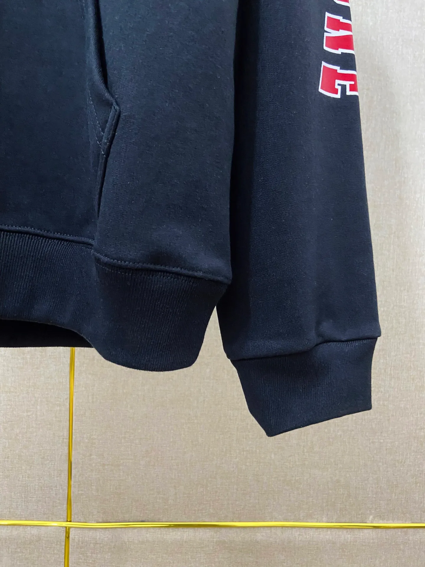 🅿️300 7206# Real photos Top version [[BALENCIA*GA] Official website quality Paris new Balenciaxx art multi-branded hooded sweatshirt OS version Loose dropped shoulders Unisex style Fabric: 480g 100% cotton terry David sweater (garment wash) Process: front and back left and right sleeve printing Garment wash Shape solid color Color: black white Size: XS S M L