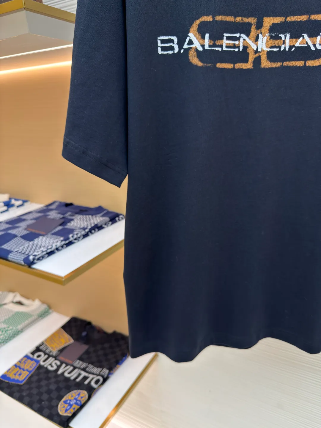 Balenciaga distressed letter printed T-shirt ●Authentic product: purchased and developed by 4024 ●Item number: 1680287-A05 ●Fabric: jersey fabric ●Technology: distressed production ●Version: fitted version ●Weight: about 320 grams ●Size: XS-S-M-L ●Description: Balenciaga 25ss distressed letter printed T-shirt. The whole dress was purchased from ZP and disassembled and made. Customized black jersey fabric, made of 100% cotton imported yarn. The front panel is decorated with BB icon stencil art prints. The collar, cuffs and hem of the same color are customized. Double-layer locking and ultra-high density wiring, truly 1:1 copy. Close your eyes. The overall wiring is straight and delicate, the fabric is comfortable and soft, and the color is consistent without color difference. It can be matched with the same style to create a fashionable look and control various occasions. Customized accessories, complete with three standards, same style for men and women!