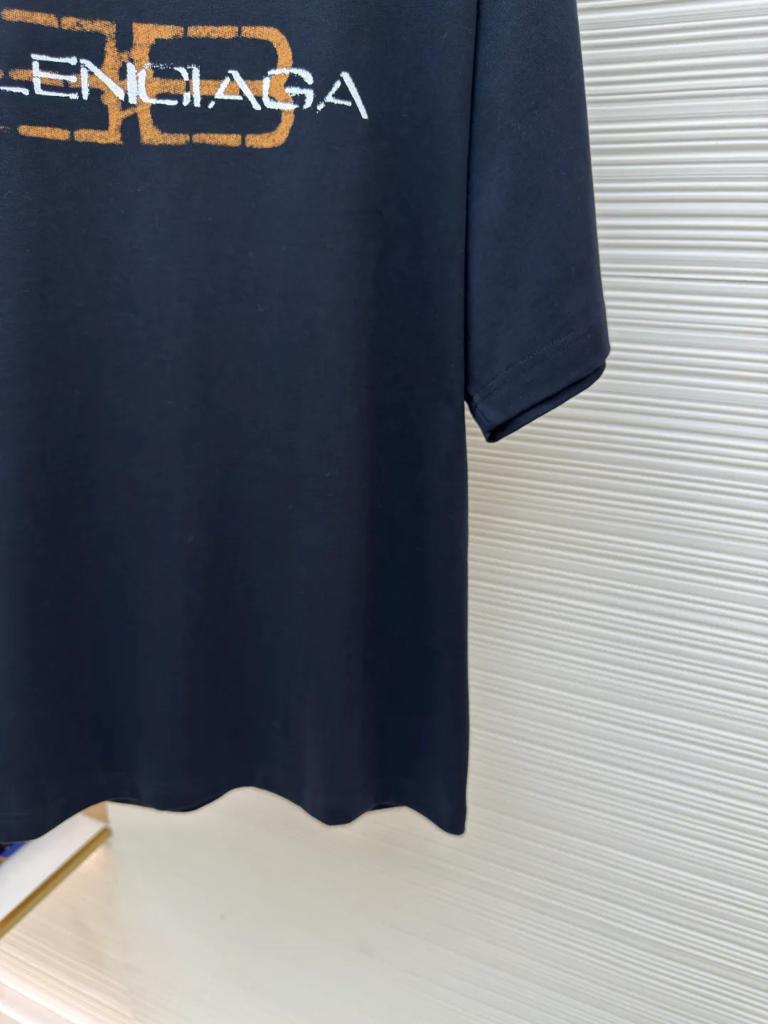 Balenciaga distressed letter printed T-shirt ●Authentic product: purchased and developed by 4024 ●Item number: 1680287-A05 ●Fabric: jersey fabric ●Technology: distressed production ●Version: fitted version ●Weight: about 320 grams ●Size: XS-S-M-L ●Description: Balenciaga 25ss distressed letter printed T-shirt. The whole dress was purchased from ZP and disassembled and made. Customized black jersey fabric, made of 100% cotton imported yarn. The front panel is decorated with BB icon stencil art prints. The collar, cuffs and hem of the same color are customized. Double-layer locking and ultra-high density wiring, truly 1:1 copy. Close your eyes. The overall wiring is straight and delicate, the fabric is comfortable and soft, and the color is consistent without color difference. It can be matched with the same style to create a fashionable look and control various occasions. Customized accessories, complete with three standards, same style for men and women!
