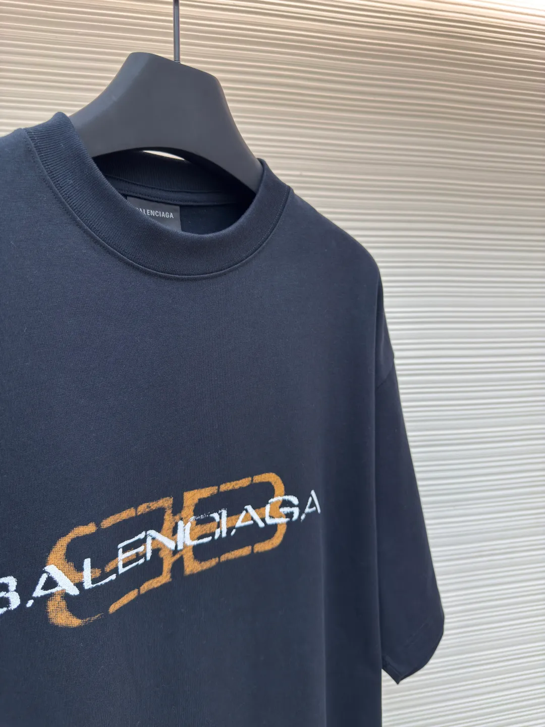 Balenciaga distressed letter printed T-shirt ●Authentic product: purchased and developed by 4024 ●Item number: 1680287-A05 ●Fabric: jersey fabric ●Technology: distressed production ●Version: fitted version ●Weight: about 320 grams ●Size: XS-S-M-L ●Description: Balenciaga 25ss distressed letter printed T-shirt. The whole dress was purchased from ZP and disassembled and made. Customized black jersey fabric, made of 100% cotton imported yarn. The front panel is decorated with BB icon stencil art prints. The collar, cuffs and hem of the same color are customized. Double-layer locking and ultra-high density wiring, truly 1:1 copy. Close your eyes. The overall wiring is straight and delicate, the fabric is comfortable and soft, and the color is consistent without color difference. It can be matched with the same style to create a fashionable look and control various occasions. Customized accessories, complete with three standards, same style for men and women!