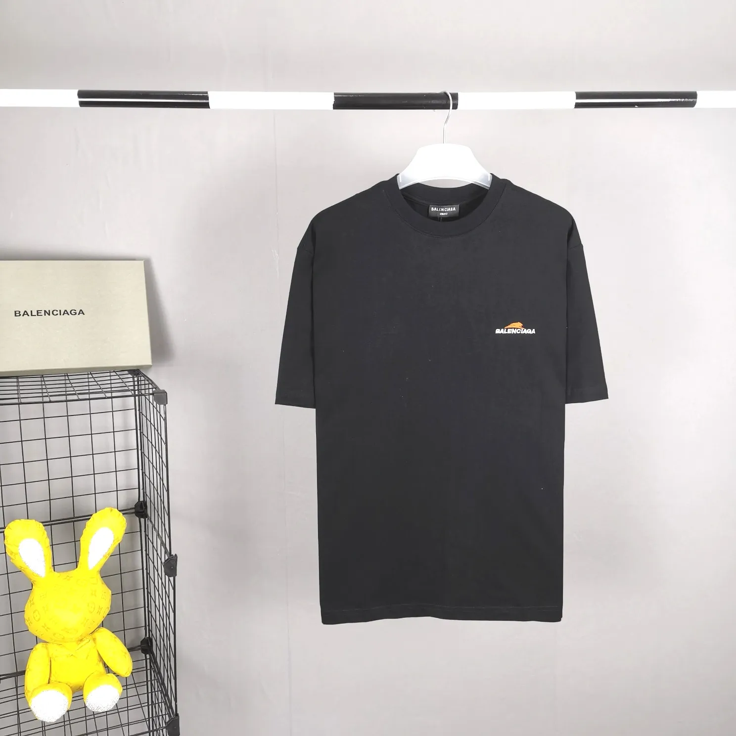 [Top version] BALENCIAGA’s new Year of the Tiger limited embroidery loose-fitting pure cotton short-sleeved T-shirt for men and women couples. Without further ado, the focus of this model’s craftsmanship is the embroidery printing on the front and back. Whoever has good machines will do it right. For this model, the embroidery machine we use is the Tajima embroidery machine imported from Japan, "known as the best embroidery model in the world", with low failure rate, thread skipping rate, and thread breakage rate. Embroidery with high precision.  3D cherry blossom thread, embroidery is meticulous and smooth. You can see the detailed pictures, even though thousands of needles are used for embroidery, the fabric will not deform. The edges and corners, the pattern transition is smooth and flat!  Color: black, white, yellow Size: XS-L P:250