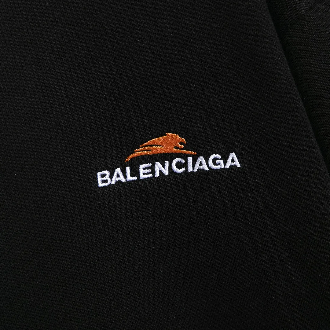 [Top version] BALENCIAGA’s new Year of the Tiger limited embroidery loose-fitting pure cotton short-sleeved T-shirt for men and women couples. Without further ado, the focus of this model’s craftsmanship is the embroidery printing on the front and back. Whoever has good machines will do it right. For this model, the embroidery machine we use is the Tajima embroidery machine imported from Japan, "known as the best embroidery model in the world", with low failure rate, thread skipping rate, and thread breakage rate. Embroidery with high precision.  3D cherry blossom thread, embroidery is meticulous and smooth. You can see the detailed pictures, even though thousands of needles are used for embroidery, the fabric will not deform. The edges and corners, the pattern transition is smooth and flat!  Color: black, white, yellow Size: XS-L P:250