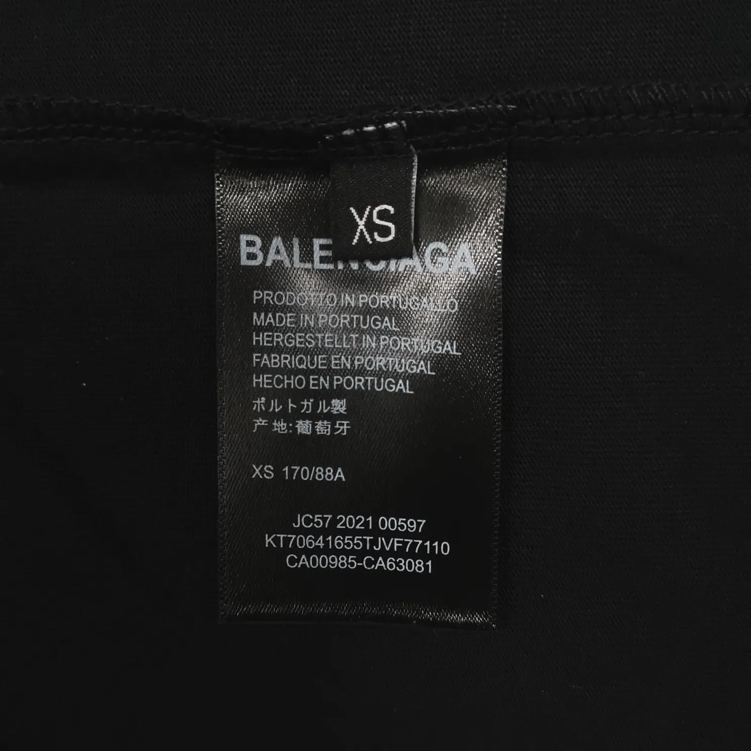 [Top version] BALENCIAGA’s new Year of the Tiger limited embroidery loose-fitting pure cotton short-sleeved T-shirt for men and women couples. Without further ado, the focus of this model’s craftsmanship is the embroidery printing on the front and back. Whoever has good machines will do it right. For this model, the embroidery machine we use is the Tajima embroidery machine imported from Japan, "known as the best embroidery model in the world", with low failure rate, thread skipping rate, and thread breakage rate. Embroidery with high precision.  3D cherry blossom thread, embroidery is meticulous and smooth. You can see the detailed pictures, even though thousands of needles are used for embroidery, the fabric will not deform. The edges and corners, the pattern transition is smooth and flat!  Color: black, white, yellow Size: XS-L P:250