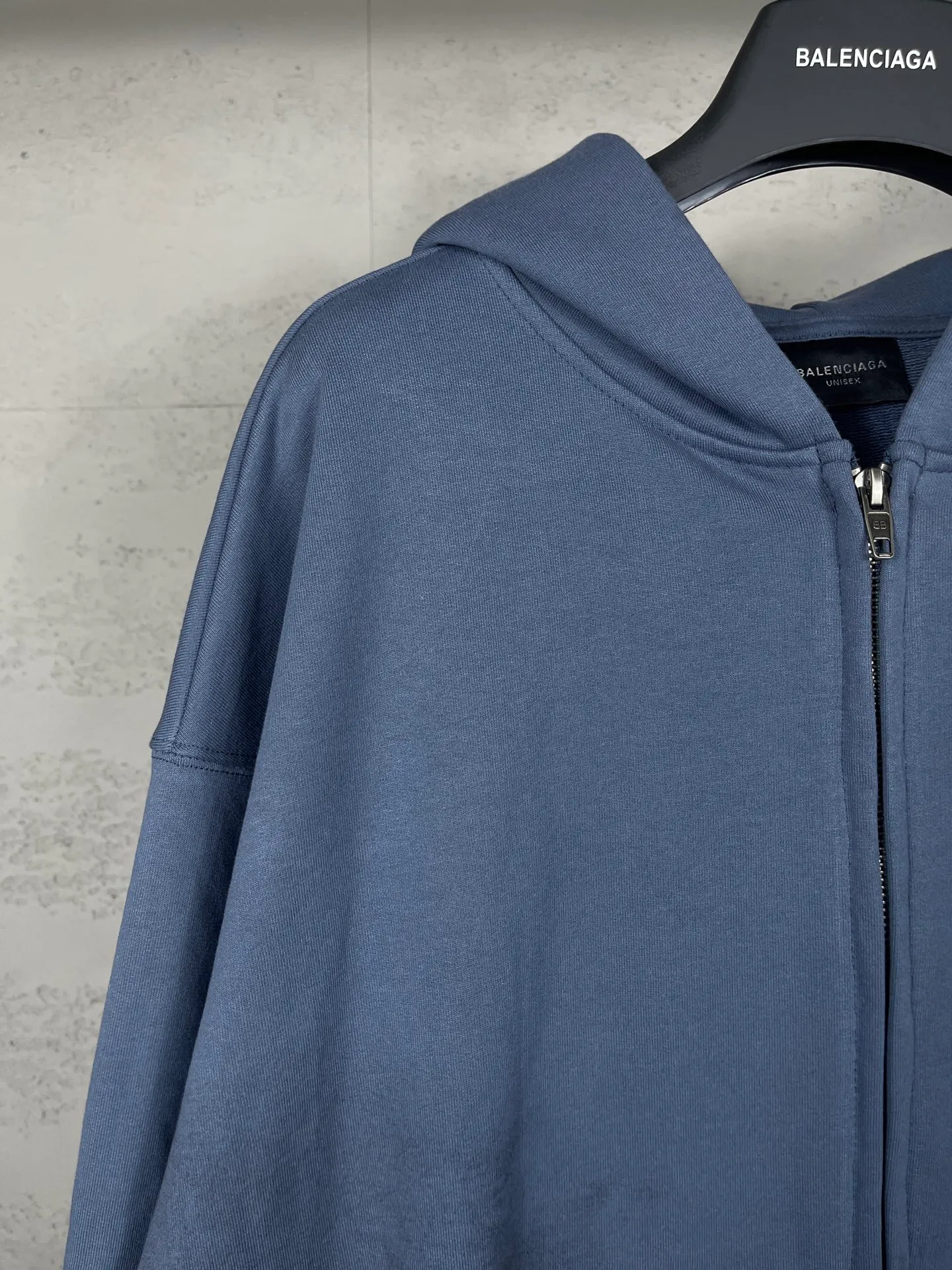 🅿️400 real photos [Top version. Official website quality] BALENCI*G*/SS26 new autumn and winter style. Hand-painted distressed hooded zipper cardigan sweatshirt with Paris lettering LOGO embroidered on the front and back. Ready-to-wear hand-painted graffiti SS26 latest style. Research and development at the first time, different market currencies. Comparisons welcome. The fabric is made of Paris ZP custom-woven and dyed cotton sweatshirt. Weighing 460 grams, the cloth surface is clean. The cloth pattern is clear, soft and comfortable. The threads are dyed with no color difference. The embroidery is embroidered with an embroidery machine imported from Tajima, and the garments are hand-painted with graffiti to make them look old. Jubie market currency. Welcome to compare. The version adopts OS loose shoulder design. Same style for men and women. Code: BL259970 Color: gray blue Size: XS S M L