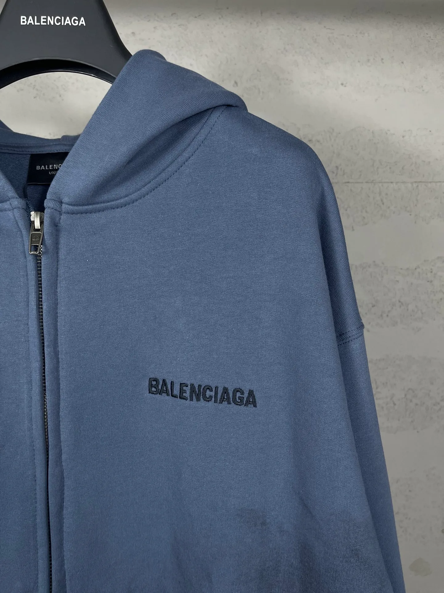 🅿️400 real photos [Top version. Official website quality] BALENCI*G*/SS26 new autumn and winter style. Hand-painted distressed hooded zipper cardigan sweatshirt with Paris lettering LOGO embroidered on the front and back. Ready-to-wear hand-painted graffiti SS26 latest style. Research and development at the first time, different market currencies. Comparisons welcome. The fabric is made of Paris ZP custom-woven and dyed cotton sweatshirt. Weighing 460 grams, the cloth surface is clean. The cloth pattern is clear, soft and comfortable. The threads are dyed with no color difference. The embroidery is embroidered with an embroidery machine imported from Tajima, and the garments are hand-painted with graffiti to make them look old. Jubie market currency. Welcome to compare. The version adopts OS loose shoulder design. Same style for men and women. Code: BL259970 Color: gray blue Size: XS S M L