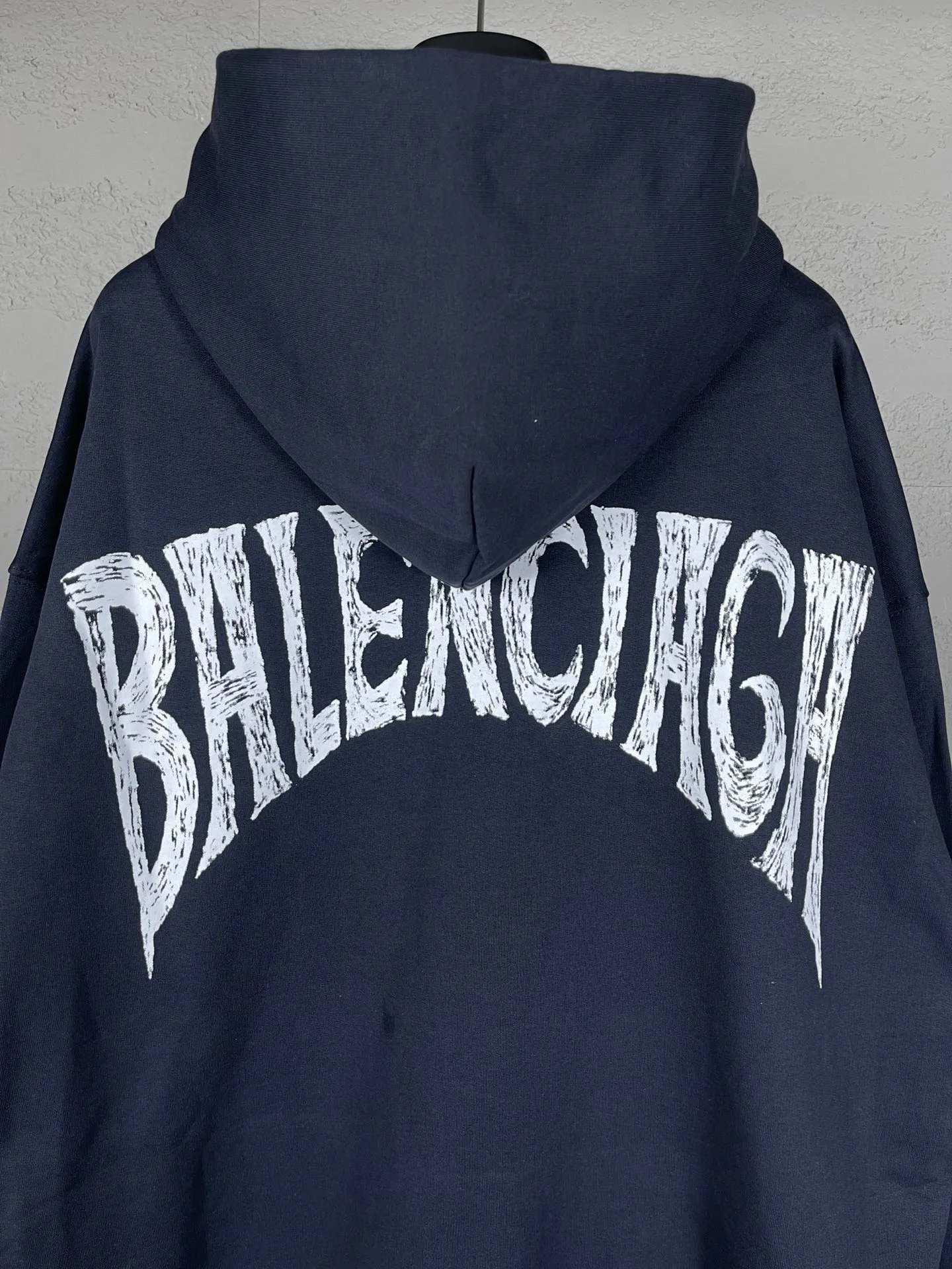 🅿️300 Actual pictures [Top version. Official website quality] BALENCI*GA/Paris. 24SS new sweatshirt, hooded sweatshirt with big letters LOGO graffiti on the back. Brick cabinet synchronization. The fabric is made of Paris ZP custom-woven and dyed cotton sweatshirt. The weight is 450 grams. The cloth surface is clean. The cloth pattern is clear, soft and comfortable. The threads are dyed with no color difference. The classic pattern printing uses imported machine direct printing. The effect is three-dimensional and restores the brick cabinet. Different market currencies, welcome to compare. The version adopts OS loose shoulder design. Same style for men and women. Code: BL238076 Color: gray blue, white Size: XS S M L