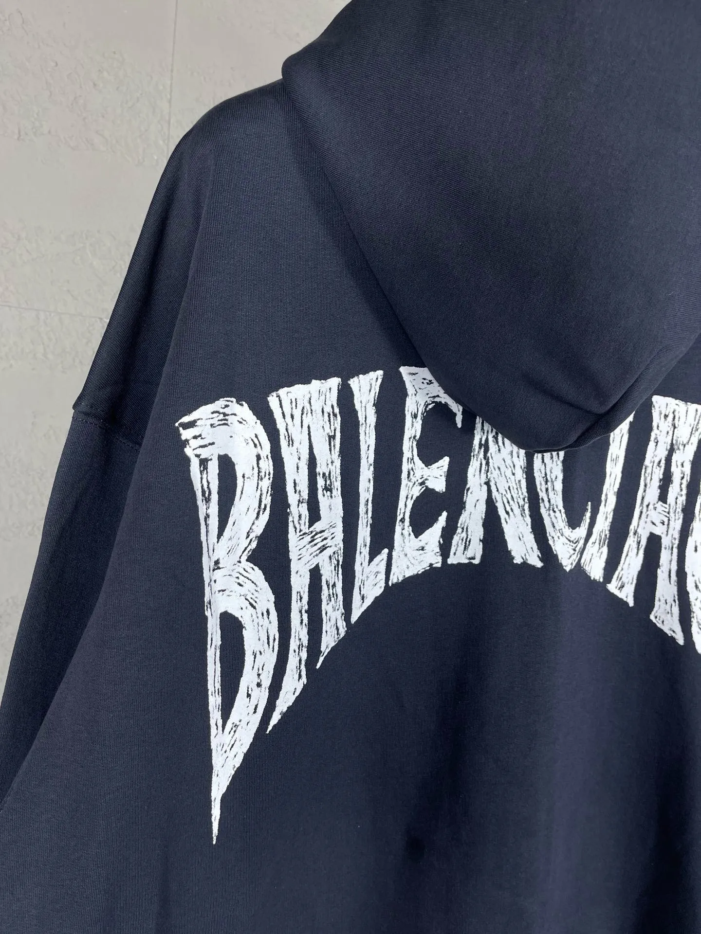 🅿️300 Actual pictures [Top version. Official website quality] BALENCI*GA/Paris. 24SS new sweatshirt, hooded sweatshirt with big letters LOGO graffiti on the back. Brick cabinet synchronization. The fabric is made of Paris ZP custom-woven and dyed cotton sweatshirt. The weight is 450 grams. The cloth surface is clean. The cloth pattern is clear, soft and comfortable. The threads are dyed with no color difference. The classic pattern printing uses imported machine direct printing. The effect is three-dimensional and restores the brick cabinet. Different market currencies, welcome to compare. The version adopts OS loose shoulder design. Same style for men and women. Code: BL238076 Color: gray blue, white Size: XS S M L