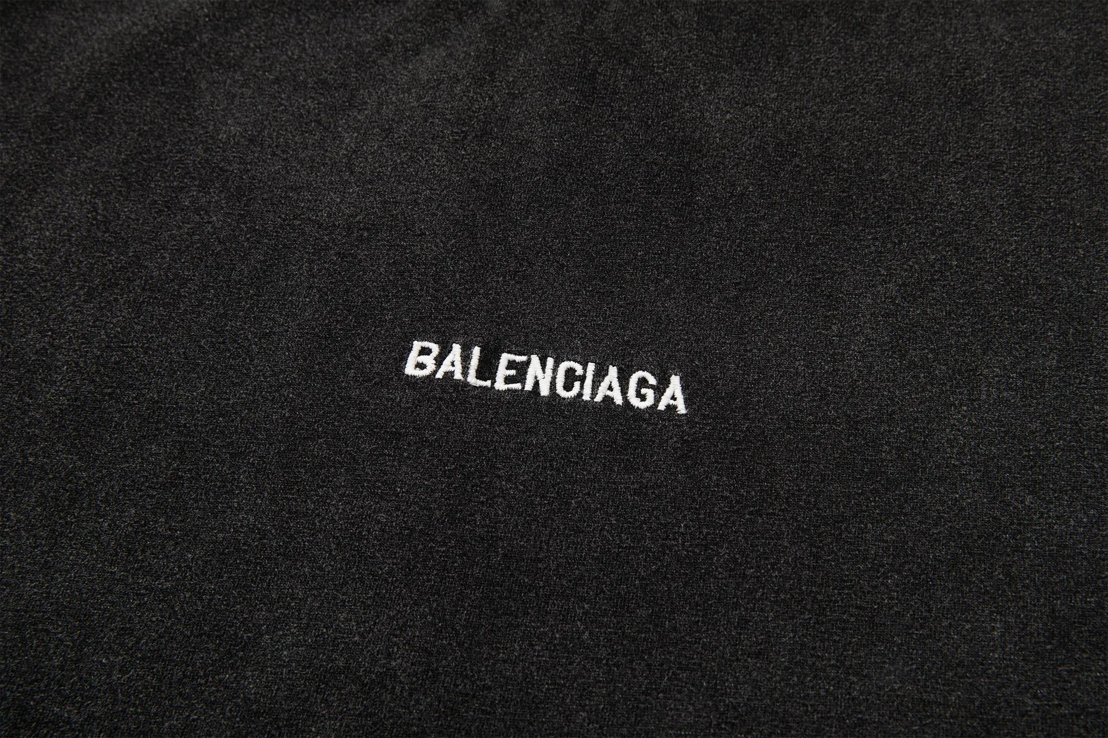 🅿️190 9210# Detailed picture Top version [[BALENCIA*GA] official website quality Paris new classic chest letter LOGO embroidered left and right sleeve badge embroidered short-sleeved T-shirt OS version loose dropped shoulders Unisex fabric: 260g 100% cotton double yarn Process: embroidery on the front left and right sleeves Garment washed distressed shaping solid color Color: washed black Size: XS S M L