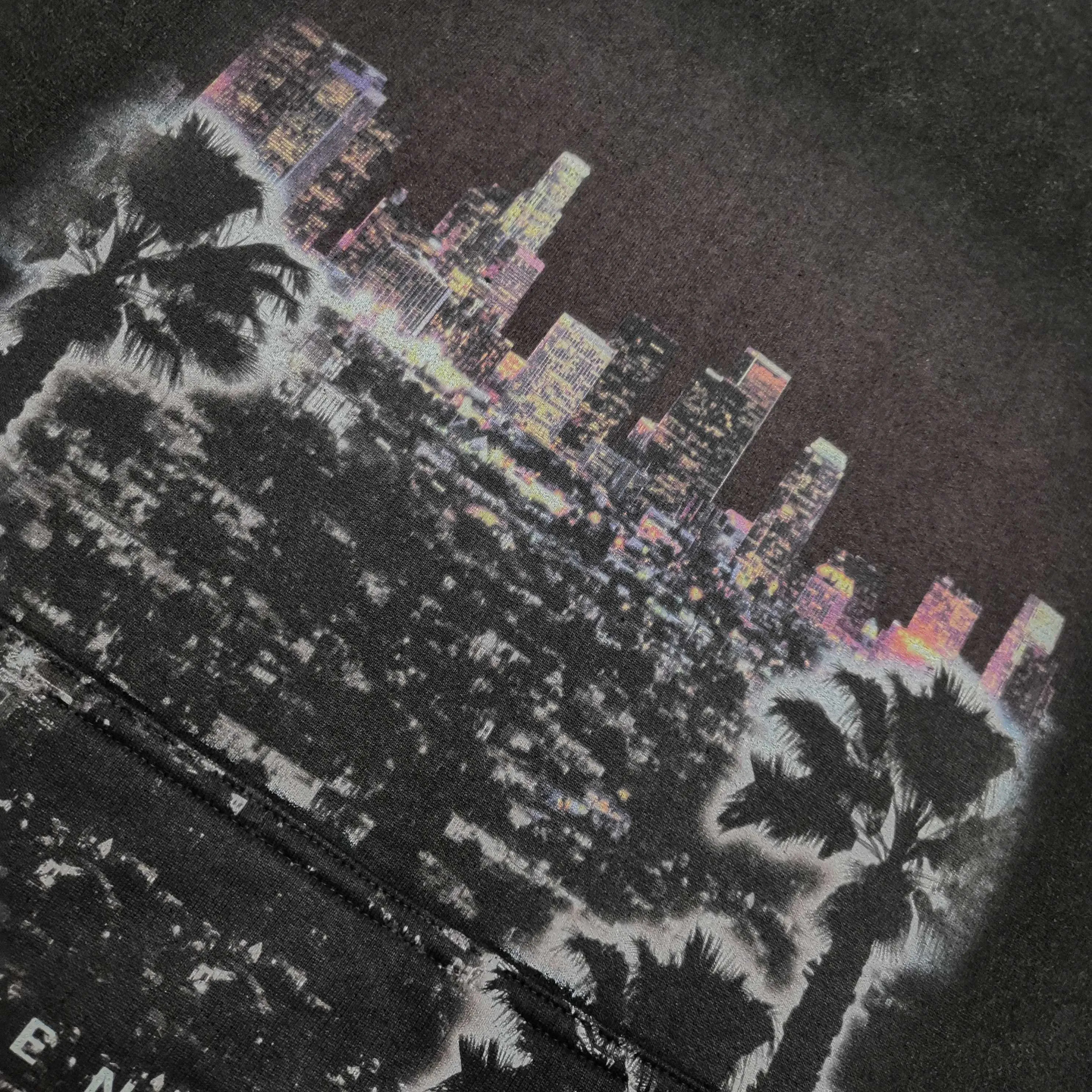 [Top version. Official website quality] BALENCI*GA/25 new style. Latest style SS25 ready-to-wear washable hooded sweatshirt with Los Angeles night scene direct-printed print on the front. Research and development at the first time, different market currencies. Comparisons welcome. The fabric is made of Paris ZP custom-woven and dyed cotton sweatshirt. Weighing 460 grams, the cloth surface is clean. The cloth pattern is clear, soft and comfortable. The threads are dyed with no color difference. Printing adopts computer direct printing. Garments are washed and aged. Jubie market currency. Welcome to compare. The version adopts OS loose shoulder design. Same style for men and women. Color: washed black, apricot. Size: XS S M L P450
