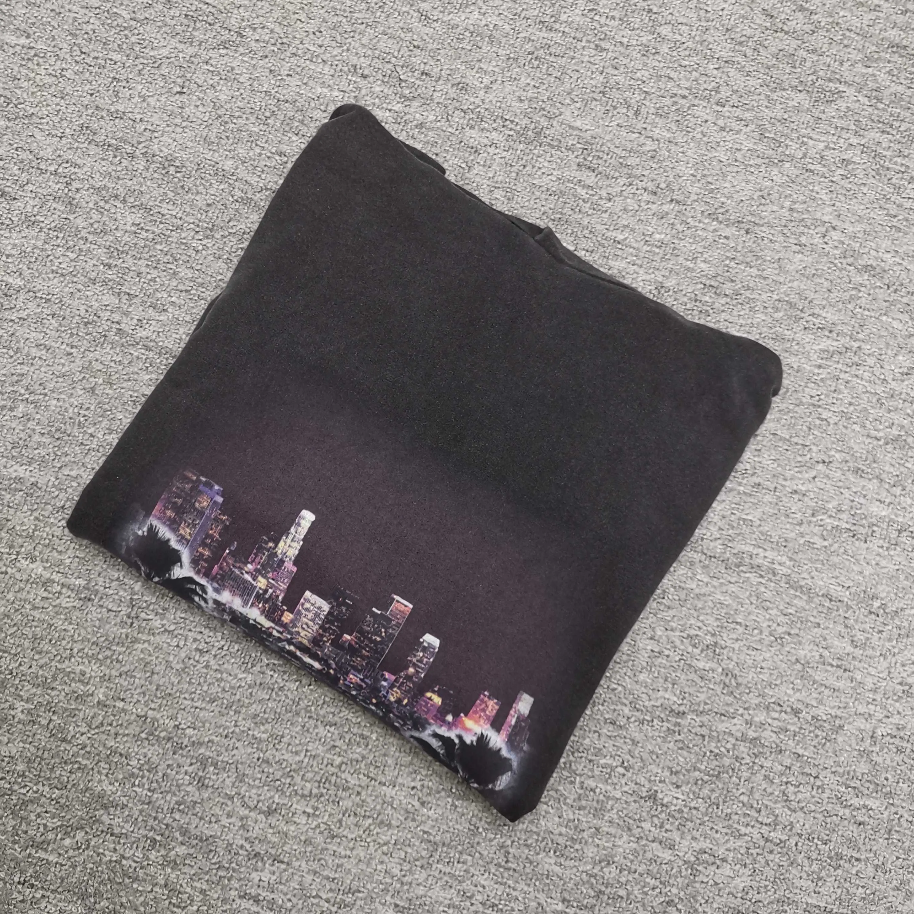 [Top version. Official website quality] BALENCI*GA/25 new style. Latest style SS25 ready-to-wear washable hooded sweatshirt with Los Angeles night scene direct-printed print on the front. Research and development at the first time, different market currencies. Comparisons welcome. The fabric is made of Paris ZP custom-woven and dyed cotton sweatshirt. Weighing 460 grams, the cloth surface is clean. The cloth pattern is clear, soft and comfortable. The threads are dyed with no color difference. Printing adopts computer direct printing. Garments are washed and aged. Jubie market currency. Welcome to compare. The version adopts OS loose shoulder design. Same style for men and women. Color: washed black, apricot. Size: XS S M L P450
