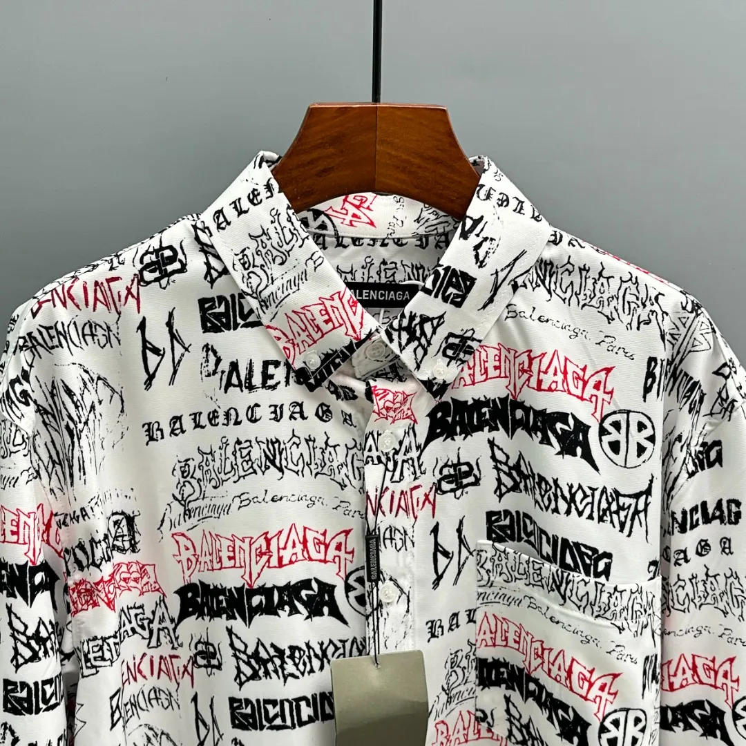 🅿️220 BALENCIAGA/Balenciaga early autumn woven printed shirt uses customized high-quality woven printed fabric. The fabric is very wide and not easy to deform. It is skin-friendly and breathable. The interwoven structure makes the fabric stretch-resistant and tear-resistant. It has outstanding wear resistance. It has a loose version. The upper body is three-dimensional. The lines are smooth and natural. From the shoulder line to the waistline to the hem, the line transition is smooth. There are no unnecessary folds or accumulation. The whole body is neat and stretched. The full-print pattern has clear edges and clean edges. The layers are clear and natural. The color is bright and does not fade or bleed. Size: S M L XL
