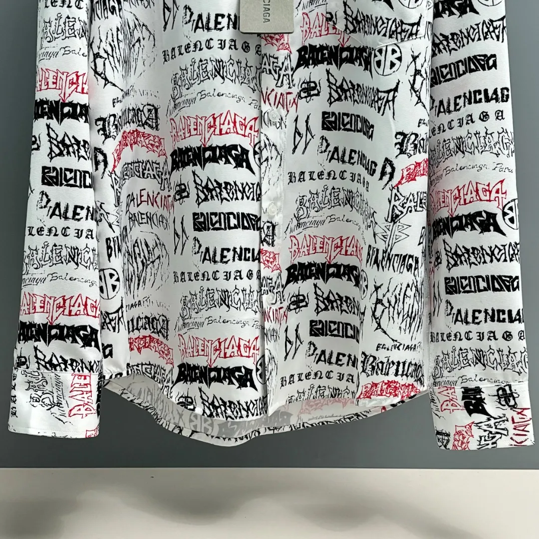 🅿️220 BALENCIAGA/Balenciaga early autumn woven printed shirt uses customized high-quality woven printed fabric. The fabric is very wide and not easy to deform. It is skin-friendly and breathable. The interwoven structure makes the fabric stretch-resistant and tear-resistant. It has outstanding wear resistance. It has a loose version. The upper body is three-dimensional. The lines are smooth and natural. From the shoulder line to the waistline to the hem, the line transition is smooth. There are no unnecessary folds or accumulation. The whole body is neat and stretched. The full-print pattern has clear edges and clean edges. The layers are clear and natural. The color is bright and does not fade or bleed. Size: S M L XL