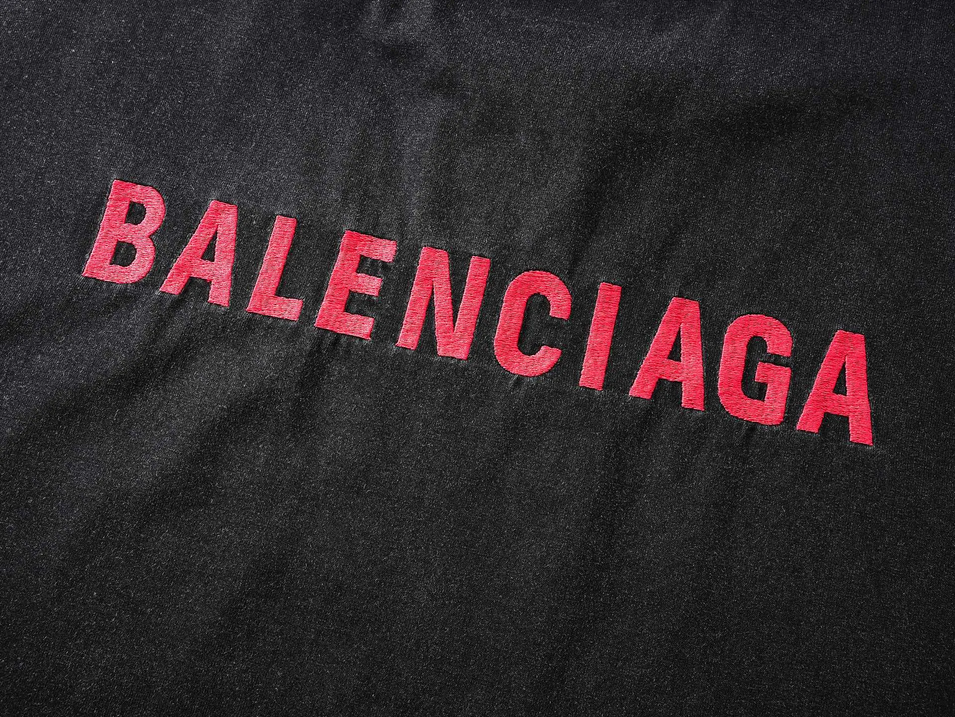 🅿️180 real photos [Top version. Official website quality] BALENCI*GA/25 new model. Washed and distressed short-sleeved T-shirt with Paris LOGO embroidery on the front and back #SS25 latest style. Research and development at the first time, different market currencies. Comparisons welcome. The fabric is made of Paris ZP custom-woven and dyed cotton double yarn. Weighing 260 grams, the cloth surface is clean. The cloth pattern is clear, soft and comfortable. The threads are dyed with no color difference. The embroidery is done with embroidery machines imported from Tajima, and the garments are washed and worn to make them look old. Jubie market currency. Welcome to compare. The version adopts OS loose shoulder design. Same style for men and women. Code: BL253729 Color: washed black Size: XS S M L