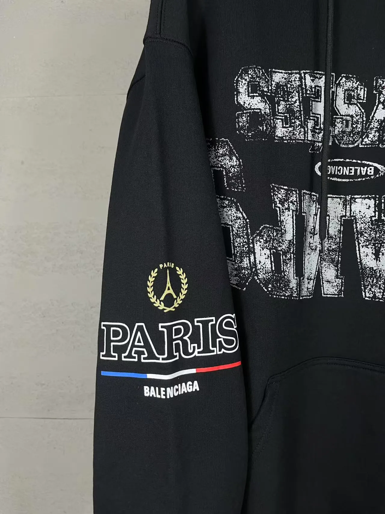 🅿️330 real photos [Top version. Official website quality] BALENCI*GA/Paris. SS25 latest model, Balenciaxx art multi-branded printed hooded sweatshirt. Brick cabinet synchronization. Genuine product developed in the first time, happy to print and compare! The fabric is made of Paris ZP custom-woven and dyed cotton sweatshirt. Weighing 460 grams, the cloth surface is clean. The cloth pattern is clear, soft and comfortable. The threads are dyed with no color difference. The printing uses environmentally friendly imported materials. The letters are clear and the effect is three-dimensional. The version adopts OS loose shoulder design. Uniform code for men and women: BL258962 Color: black, white Size: XS S M L