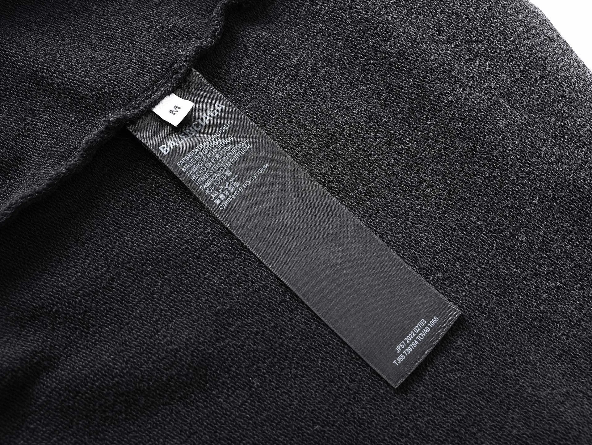 🅿️380 - BALENCI*GA Paris' latest hooded long-sleeved sweatshirt with chest patch with letter LOGO. The classic letter LOGO on the front is patched and embroidered with an imported Tajima embroidery machine. The master manually positions and hand-grinds the fixed points. The ready-made garments are washed and worn. Overweight craftsmanship. The effect is three-dimensional. Exclusively pattern-woven and dyed 460g fabric. Threads are dyed in the same vat with zero color difference. Brick cabinets are synchronized. Comparisons are welcome. Same style for men and women. -Color: Washed black -SIZE: Xs S M L style number 8960#