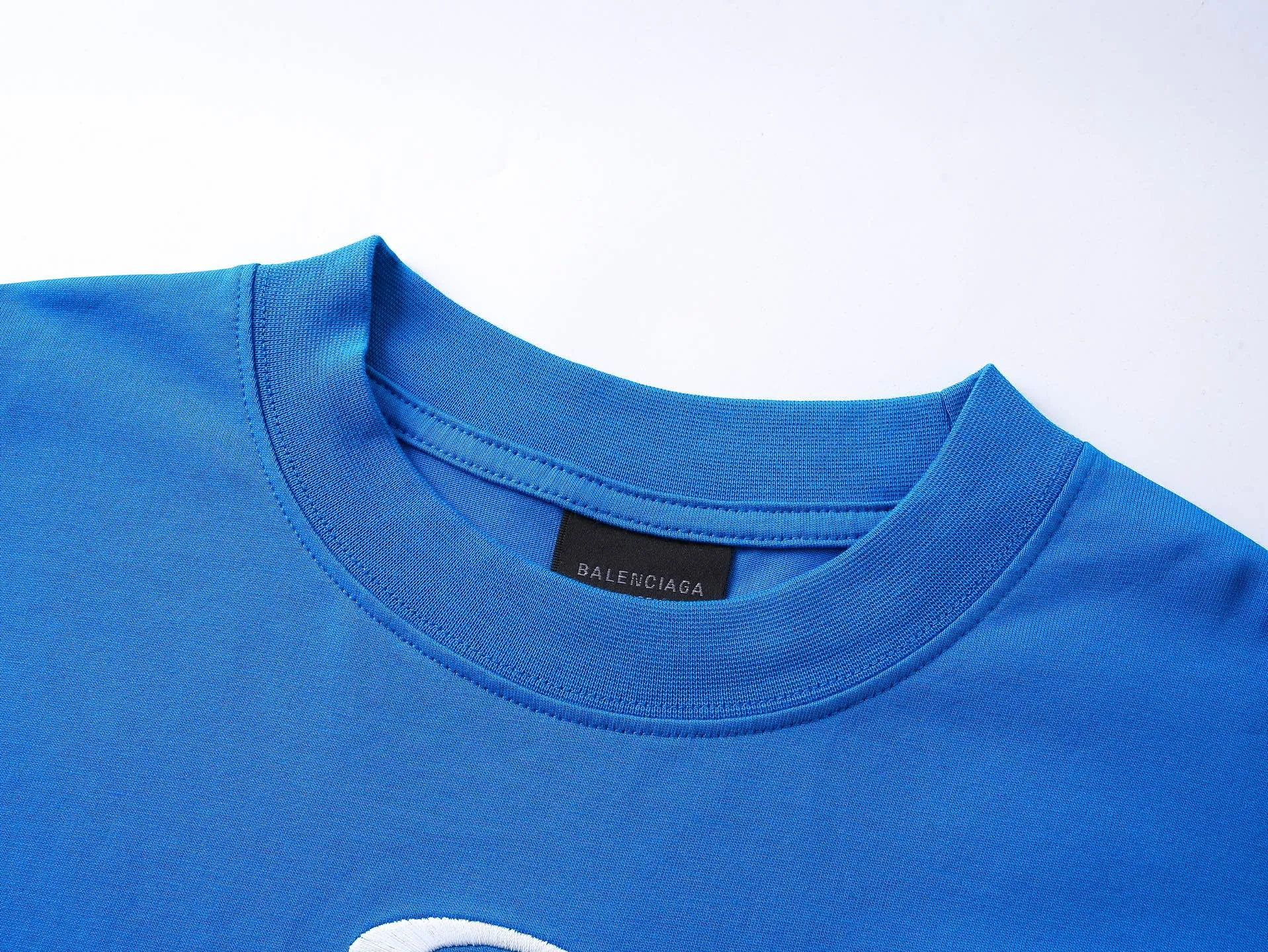 🅿️280 BALENCI*GA latest basketball jersey embroidered printed long-sleeved T-shirt. The front embroidery is embroidered and printed with Tajima computer embroidery machine, the lower left corner is embroidered and printed, and the back piece is printed. The letters are clear. The effect is three-dimensional. Exclusively pattern-woven and dyed 280g fabric. Threads are dyed in the same cylinder with zero color difference. The version adopts OS loose off-shoulder version. Welcome to compare. Same style for men and women -Color: black white purple Cailan -SIZE: Xs S M L Style No. 8536#