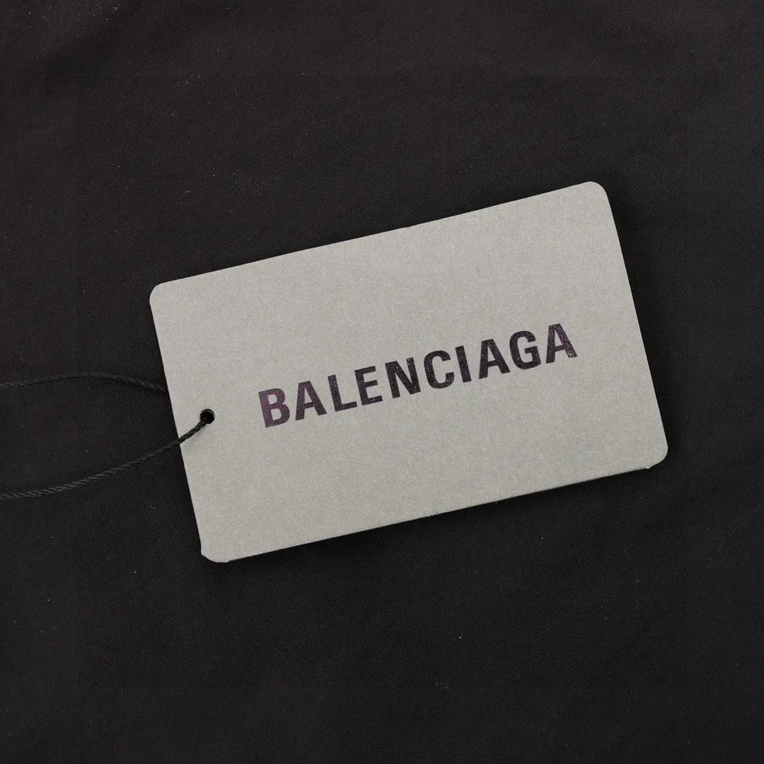 🅿️350 (1:1 original order quality) Balenciaga BLCG 24SS back letter embroidered poplin technical stand collar jacket. Technical poplin fabric, unisex style, large fit, dropped shoulders, front zipper, 2 front zipper diagonal pockets, elastic cuffs and waist, embroidered with DIY metal artwork on the back. Size：S-XL