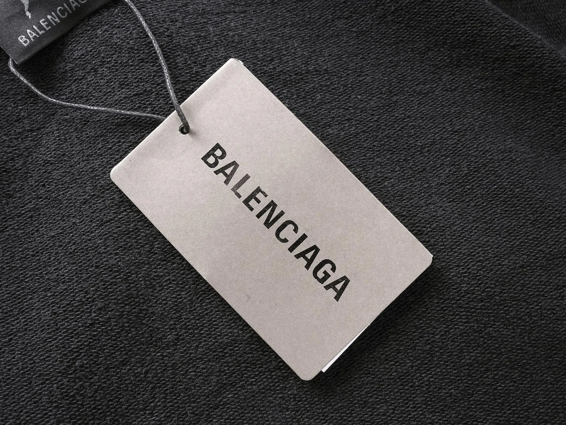 🅿️320 real shots [Top version. Official website quality] BALENCI*GA/26 new model. Paris co-branded puma series front printed washed hooded sweatshirt. SS26 latest model. Research and development at the first time, different market currencies. Comparisons welcome. The fabric is made of Paris ZP custom-woven and dyed cotton sweatshirt. Weighing 460 grams, the cloth surface is clean. The cloth pattern is clear, soft and comfortable. The threads are dyed with no color difference. The printing uses environmentally friendly imported rubber paddles, with clear letters and no burrs. Strong three-dimensional effect. Garment washing water. Jubie market currency. Welcome to compare. The version adopts OS loose shoulder design. Same style for men and women. Code: BL259920 Color: washed black, Size: XS S M L