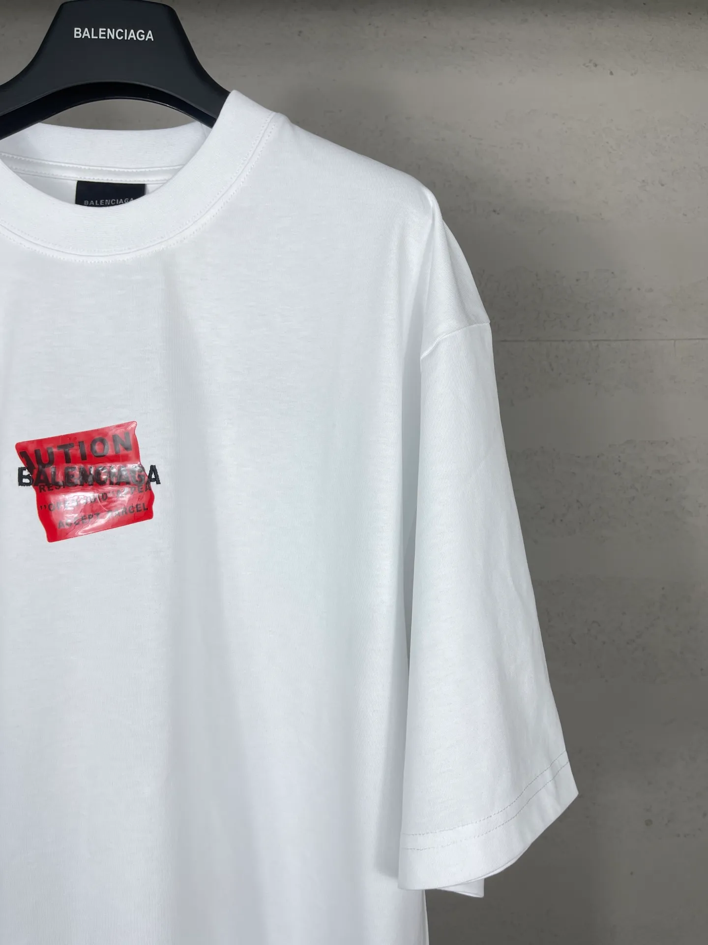 🅿️196 Actual pictures [Top version. Official website quality] BALENCI*GA/Paris #2025 new style front and rear letter LOGO embroidered tape taped short-sleeved T-shirt, full of design. Welcome to compare. The fabric is made of Paris ZP custom-woven and dyed cotton double yarn, weight 260 grams, clean cloth surface, clear cloth pattern, soft and comfortable. The threads are dyed with no color difference. The classic letter LOGO is embroidered with imported Tajima embroidery machine. The tape is stamped with imported transparent glue. The effect is three-dimensional. Restore the brick cabinet, adopt the OS loose shoulder version. Same style for men and women. Code: BL253662 Color: black, sky blue, white, floral gray Size: XS S M L