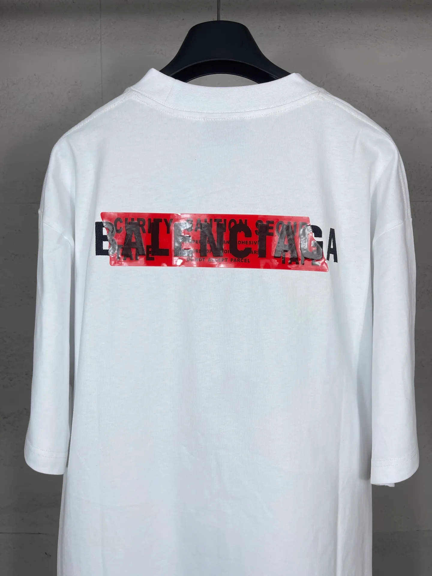 🅿️196 Actual pictures [Top version. Official website quality] BALENCI*GA/Paris #2025 new style front and rear letter LOGO embroidered tape taped short-sleeved T-shirt, full of design. Welcome to compare. The fabric is made of Paris ZP custom-woven and dyed cotton double yarn, weight 260 grams, clean cloth surface, clear cloth pattern, soft and comfortable. The threads are dyed with no color difference. The classic letter LOGO is embroidered with imported Tajima embroidery machine. The tape is stamped with imported transparent glue. The effect is three-dimensional. Restore the brick cabinet, adopt the OS loose shoulder version. Same style for men and women. Code: BL253662 Color: black, sky blue, white, floral gray Size: XS S M L