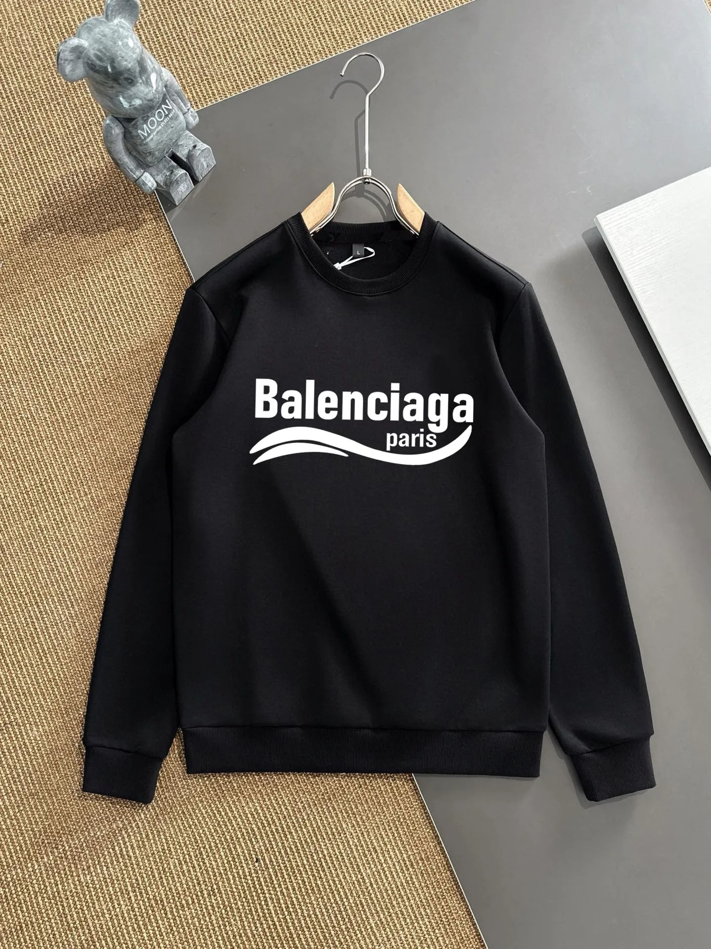 🅿️380 direct batch [BALENCIAGA] (Fat Man’s Gospel) hot-selling suit is coming. Focus on the original version of the official website. 2025 new hot-selling sweatshirt suit. The original order is the best. 🇭🇰The meticulous work of top designers. Just for a fitting and perfect upper body effect. 100% natural high-quality Roman cotton, close-fitting comfort, noble and elegant! Original hardware embodies elegance and nobility! Counter size: M-5XL (maximum wear up to 220 pounds)