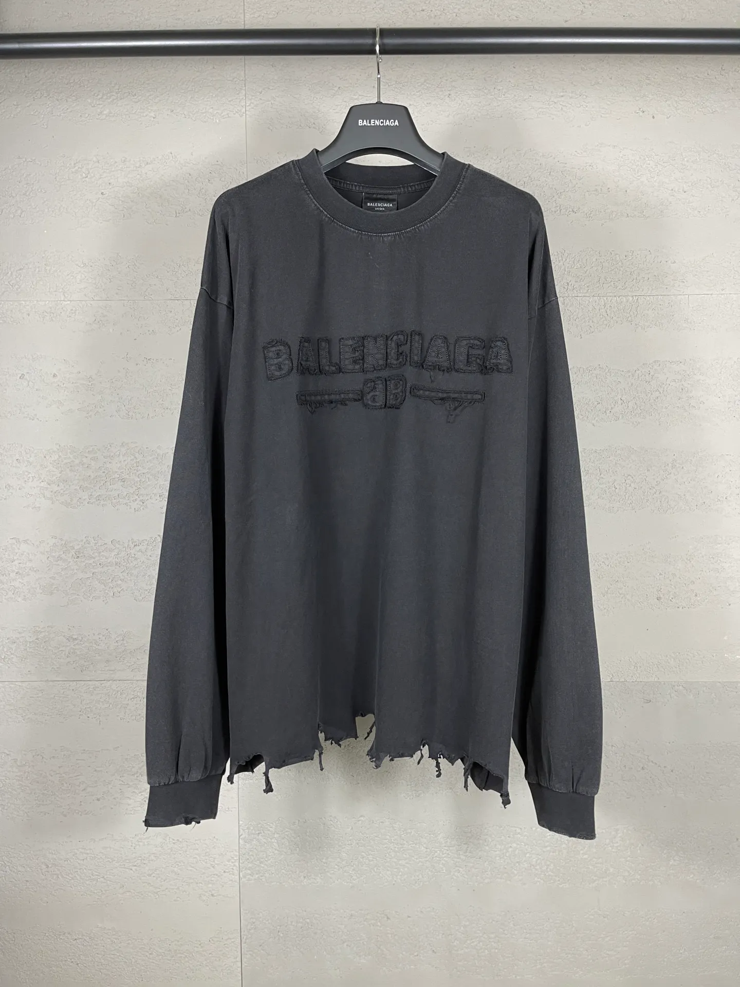 🅿️230 real photos [Top version. Official website quality] BALENCI*GA/Paris #2025 new letter LOGO chest patch embroidered washed long-sleeved long-sleeved T-shirt, ready-made garments are stitched on the reverse side, ready-made garments are washed, full of design sense. Welcome to compare. The fabric is made of Paris ZP custom-woven and dyed cotton double yarn, weighing 260 grams, the cloth surface is clean. The cloth pattern is clear, soft and comfortable. The threads are dyed with no color difference. The classic letter LOGO is embroidered with imported Tajima embroidery machine. The effect is three-dimensional. Restore the brick cabinet, adopt OS loose shoulder style. Same style for men and women. Code: BL255081 Color: washed black Size: XS S M L