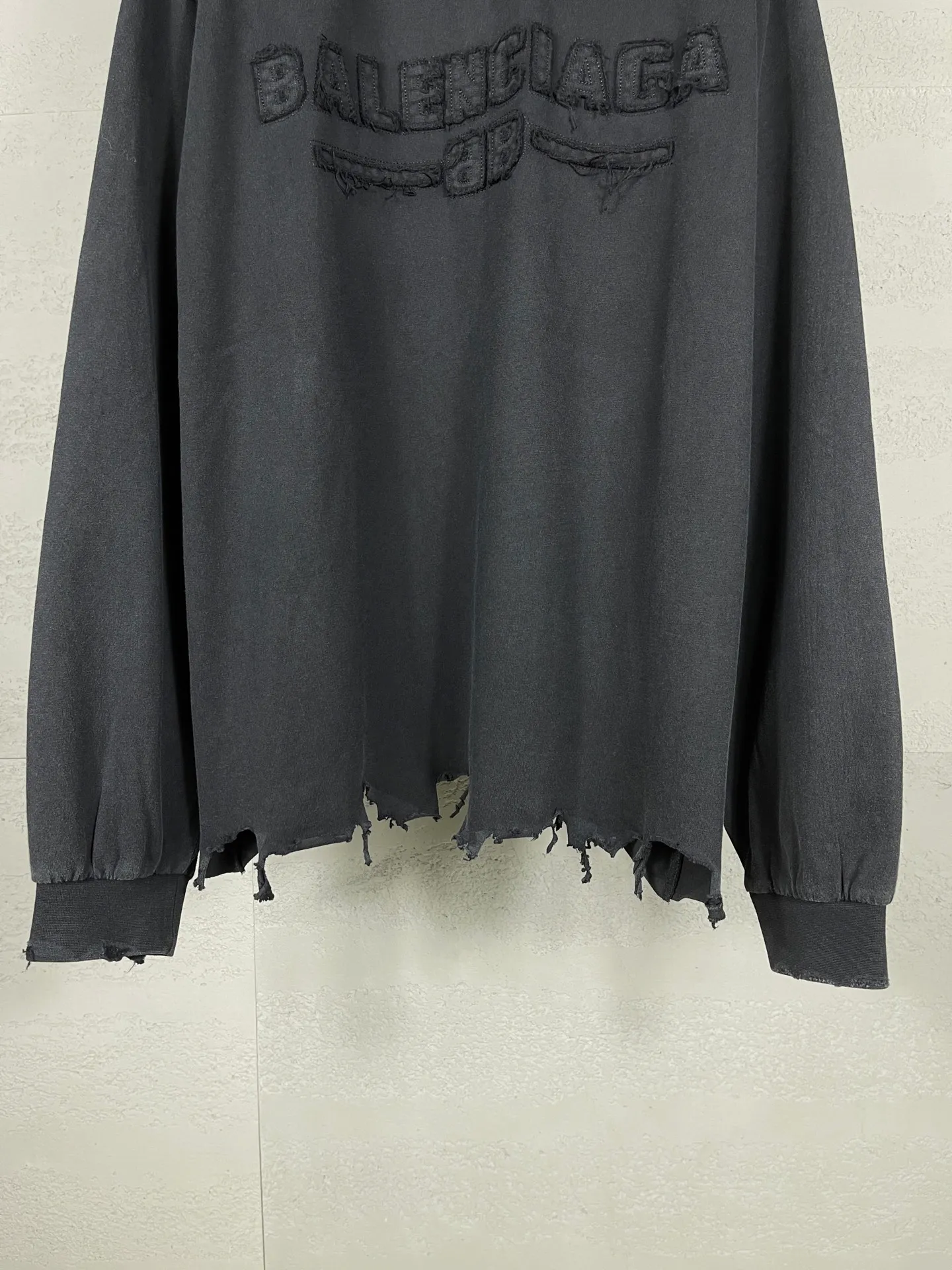 🅿️230 real photos [Top version. Official website quality] BALENCI*GA/Paris #2025 new letter LOGO chest patch embroidered washed long-sleeved long-sleeved T-shirt, ready-made garments are stitched on the reverse side, ready-made garments are washed, full of design sense. Welcome to compare. The fabric is made of Paris ZP custom-woven and dyed cotton double yarn, weighing 260 grams, the cloth surface is clean. The cloth pattern is clear, soft and comfortable. The threads are dyed with no color difference. The classic letter LOGO is embroidered with imported Tajima embroidery machine. The effect is three-dimensional. Restore the brick cabinet, adopt OS loose shoulder style. Same style for men and women. Code: BL255081 Color: washed black Size: XS S M L