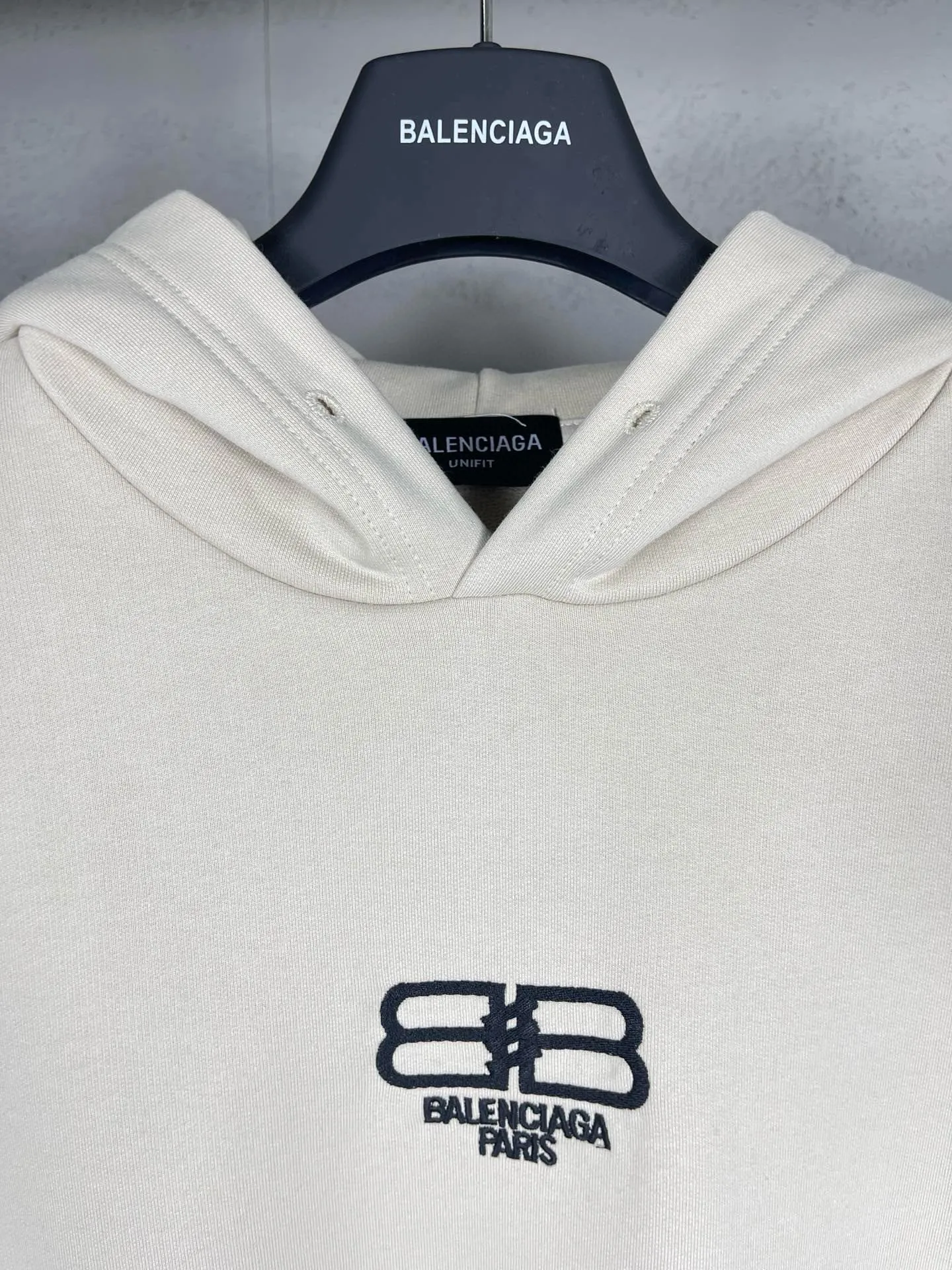 🅿️320 real photos [Top version. Official website quality] BALENCI*GA/Paris.BB embroidered hooded sweatshirt. Brick cabinet synchronization. The fabric is made of Paris ZP custom-woven and dyed 100% cotton double yarn compact cotton. The weight is 450 grams, the cloth surface is clean. The cloth pattern is clear, soft and comfortable, and the threads are dyed with no color difference. The classic patterns are embroidered using imported embroidery machines. The effect is three-dimensional. Restore the brick cabinet. Different market currencies. Welcome to compare. The version adopts the OS loose shoulder version. The same style for men and women. Code: BL238019 Color: washed black, beige size: XS S M L