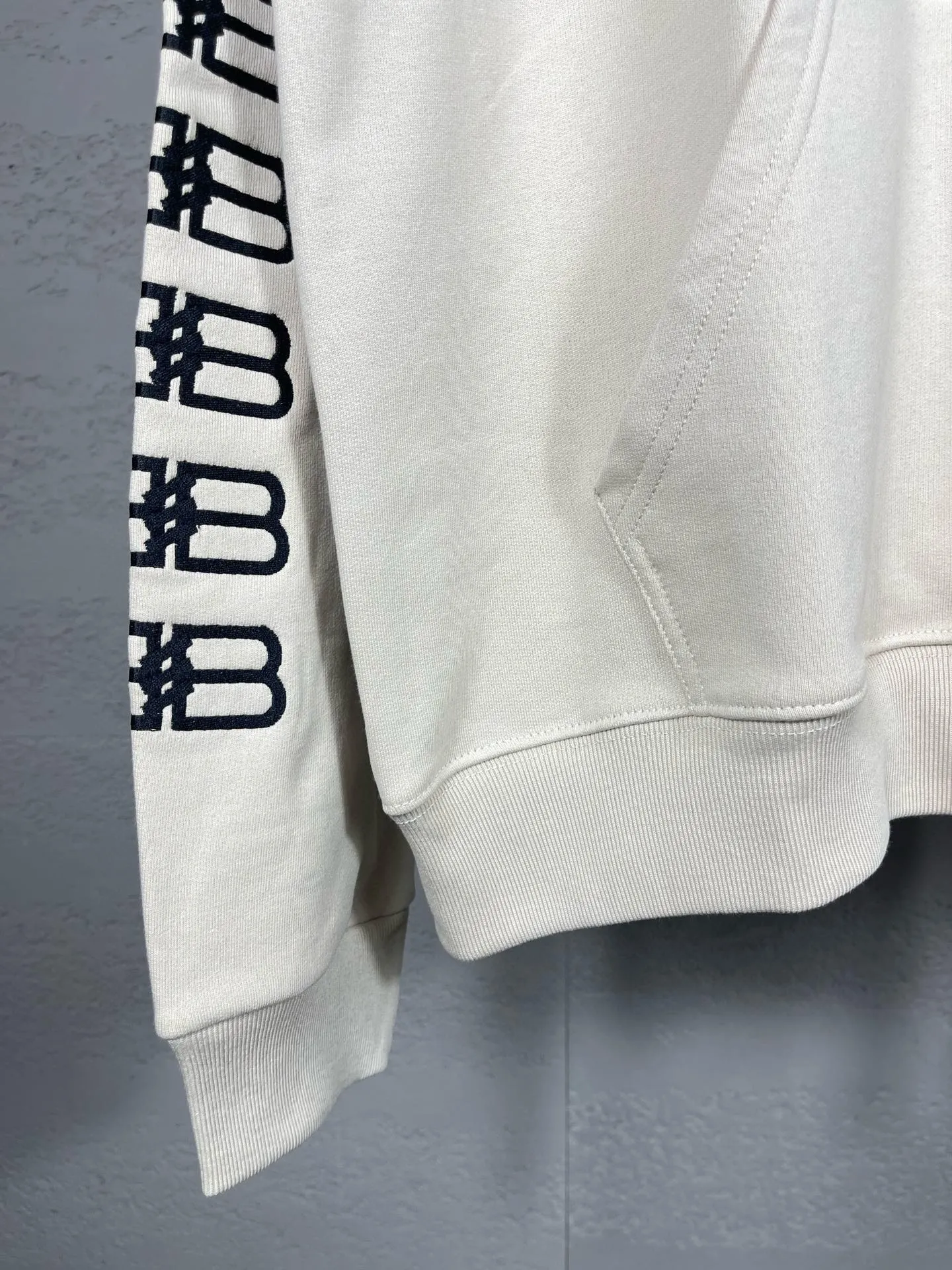 🅿️320 real photos [Top version. Official website quality] BALENCI*GA/Paris.BB embroidered hooded sweatshirt. Brick cabinet synchronization. The fabric is made of Paris ZP custom-woven and dyed 100% cotton double yarn compact cotton. The weight is 450 grams, the cloth surface is clean. The cloth pattern is clear, soft and comfortable, and the threads are dyed with no color difference. The classic patterns are embroidered using imported embroidery machines. The effect is three-dimensional. Restore the brick cabinet. Different market currencies. Welcome to compare. The version adopts the OS loose shoulder version. The same style for men and women. Code: BL238019 Color: washed black, beige size: XS S M L