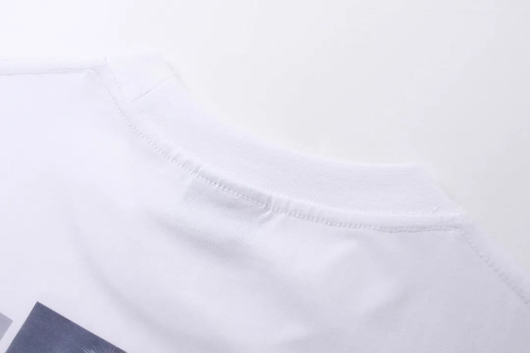 🅿️180 detailed pictures [Top version. Official website quality] BALENCI*GA/Paris. 2024 new style. Front and rear white ink direct-printed short-sleeved T-shirts, brick cabinet synchronization. Genuine product developed at the first time, enjoy printing and comparison! The fabric is made of Paris ZP custom-woven and dyed cotton double yarn. Weighing 260 grams, the cloth surface is clean. The cloth pattern is clear, soft and comfortable. The threads are dyed with no color difference. The classic LOGO uses environmentally friendly imported materials and is directly sprayed with white ink. The letters are clear and the effect is three-dimensional. Restore the brick cabinet. Welcome to compare, the version adopts the OS loose shoulder version. Same style for men and women. Code: BL223320 Color: black, white, size: XS to L