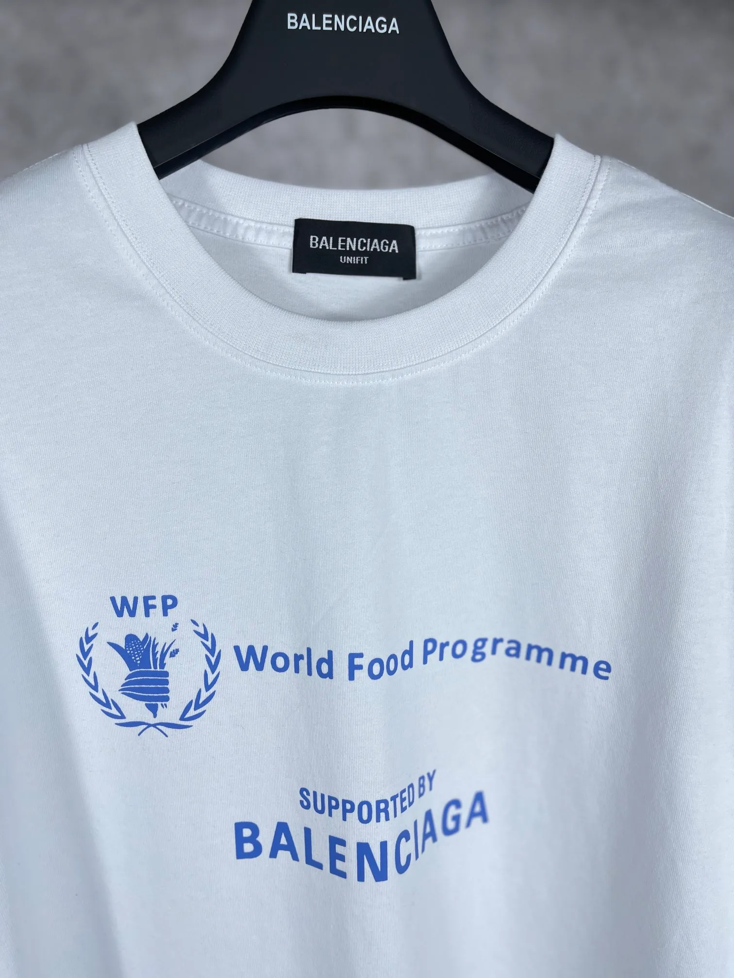 🅿️170 real photos [Top version. Official website quality] BALENCIAGA/Balenciaga WFP4044 World Food Agency charity limited edition #short-sleeved T-shirt. The fabric is made of Paris ZP custom-woven and dyed cotton double yarn. Weighing 260 grams, the cloth surface is clean. The cloth pattern is clear, soft and comfortable. The ribbing is dyed with no color difference. The classic pattern printing uses environmentally friendly imported glue and precision stencils. The letters are clear. No burrs. The three-dimensional effect is strong. The version adopts the OS loose shoulder version. The same style for men and women. Coding: BL223030 Color: white, black, coffee Size: XS S M L