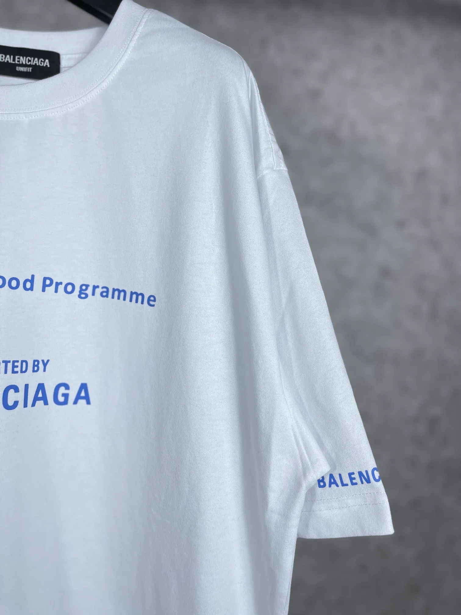 🅿️170 real photos [Top version. Official website quality] BALENCIAGA/Balenciaga WFP4044 World Food Agency charity limited edition #short-sleeved T-shirt. The fabric is made of Paris ZP custom-woven and dyed cotton double yarn. Weighing 260 grams, the cloth surface is clean. The cloth pattern is clear, soft and comfortable. The ribbing is dyed with no color difference. The classic pattern printing uses environmentally friendly imported glue and precision stencils. The letters are clear. No burrs. The three-dimensional effect is strong. The version adopts the OS loose shoulder version. The same style for men and women. Coding: BL223030 Color: white, black, coffee Size: XS S M L