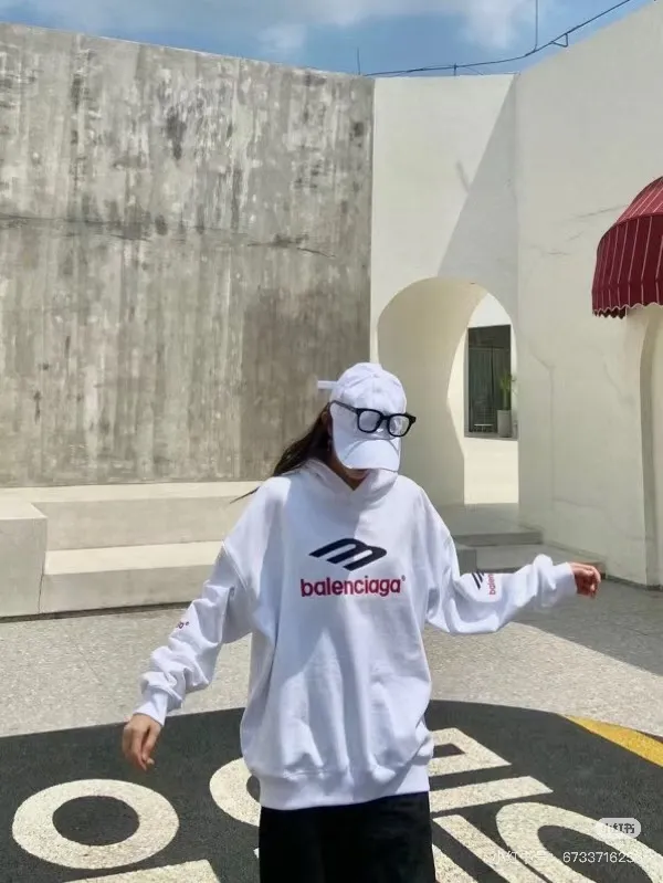 🎀Hot model pictures🎀【New arrival】BALENCIAGA/Large 3m embroidered hooded sweatshirt. The embroidery distinguishes Tajima's machine which uses 90,000 stitches of embroidery. It is full of details. It is really hard to restore the authentic details. The fabric is made of 480g pure cotton David sweater. It is full of thickness. Thousand-needle embroidery process. Threads, cuffs and hems are all three standards for large products. Comparison is welcome. The version adopts OS loose shoulder design. Same style for men and women. Color: Black White Size: XS-L P:490