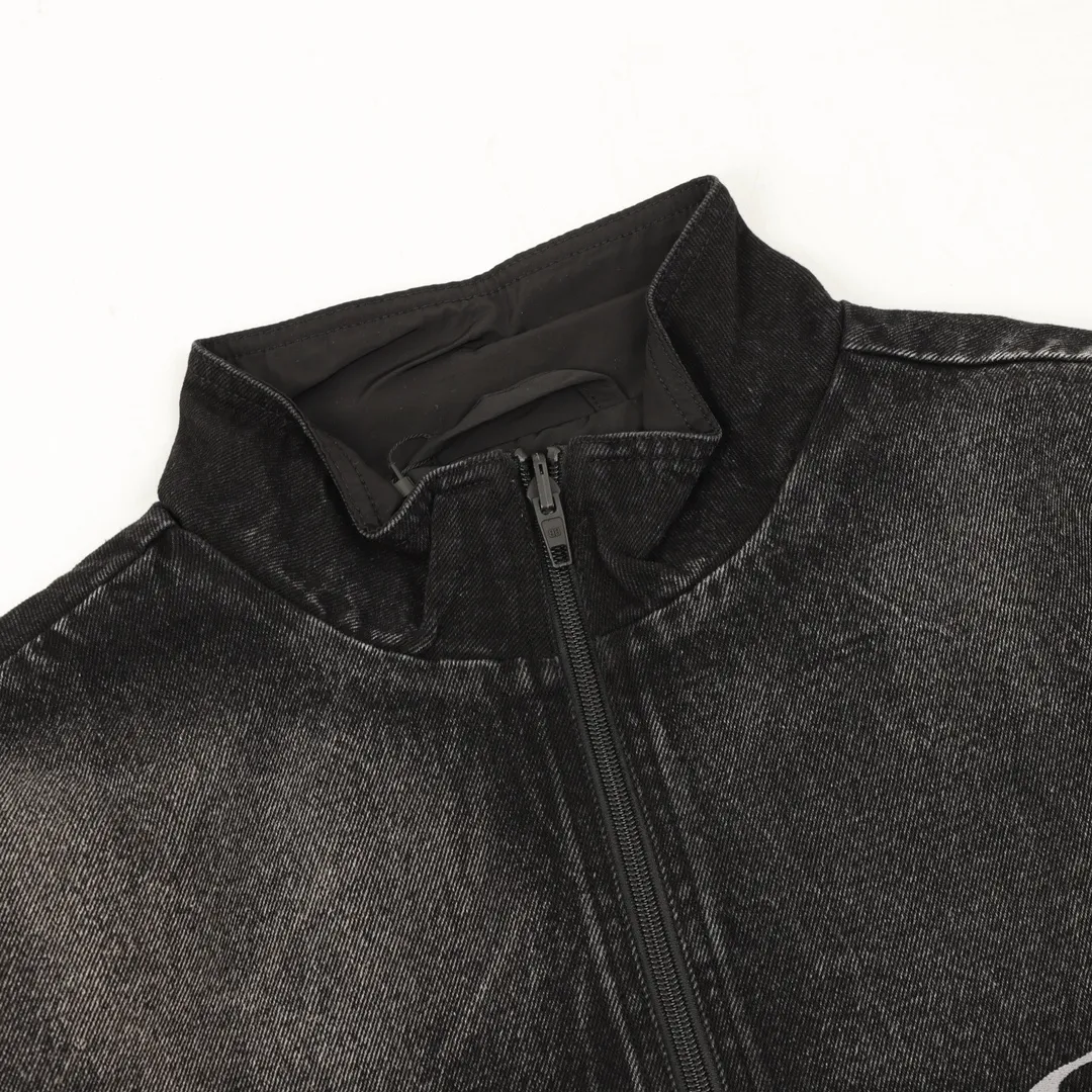 🅿️860 Balenciaga/Balenciaga double-sided spliced ​​denim jacket. Special custom-woven high-density woven fabric and fried denim fabric. Produced by Tajima embroidery machine imported from Japan. Hand-rubbed potassium permanganate washing and fading process for ready-made garments. Naturally aged. Processed by a major foreign trade factory. The workmanship is flawless. Size: 1-4