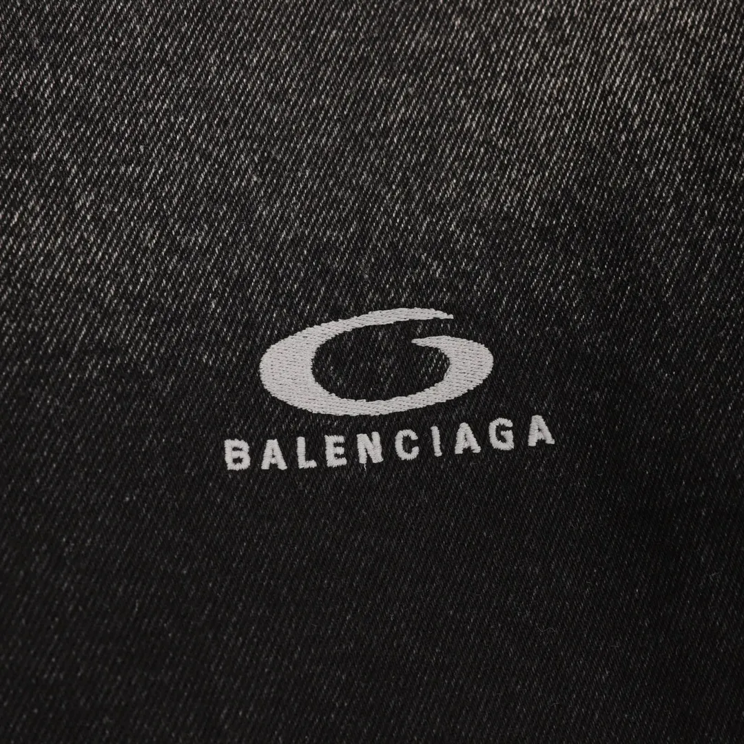 🅿️860 Balenciaga/Balenciaga double-sided spliced ​​denim jacket. Special custom-woven high-density woven fabric and fried denim fabric. Produced by Tajima embroidery machine imported from Japan. Hand-rubbed potassium permanganate washing and fading process for ready-made garments. Naturally aged. Processed by a major foreign trade factory. The workmanship is flawless. Size: 1-4