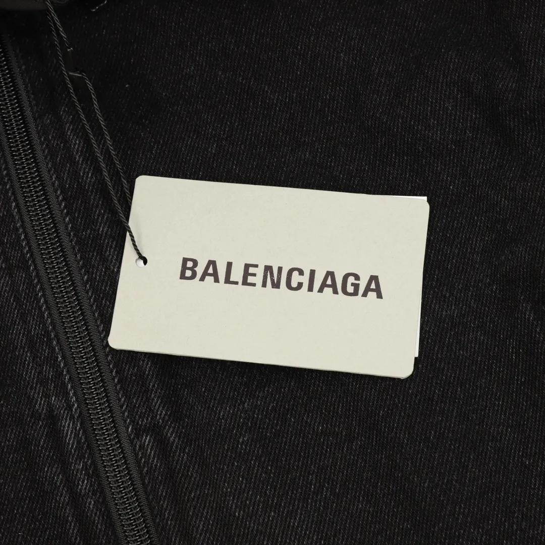 🅿️860 Balenciaga/Balenciaga double-sided spliced ​​denim jacket. Special custom-woven high-density woven fabric and fried denim fabric. Produced by Tajima embroidery machine imported from Japan. Hand-rubbed potassium permanganate washing and fading process for ready-made garments. Naturally aged. Processed by a major foreign trade factory. The workmanship is flawless. Size: 1-4