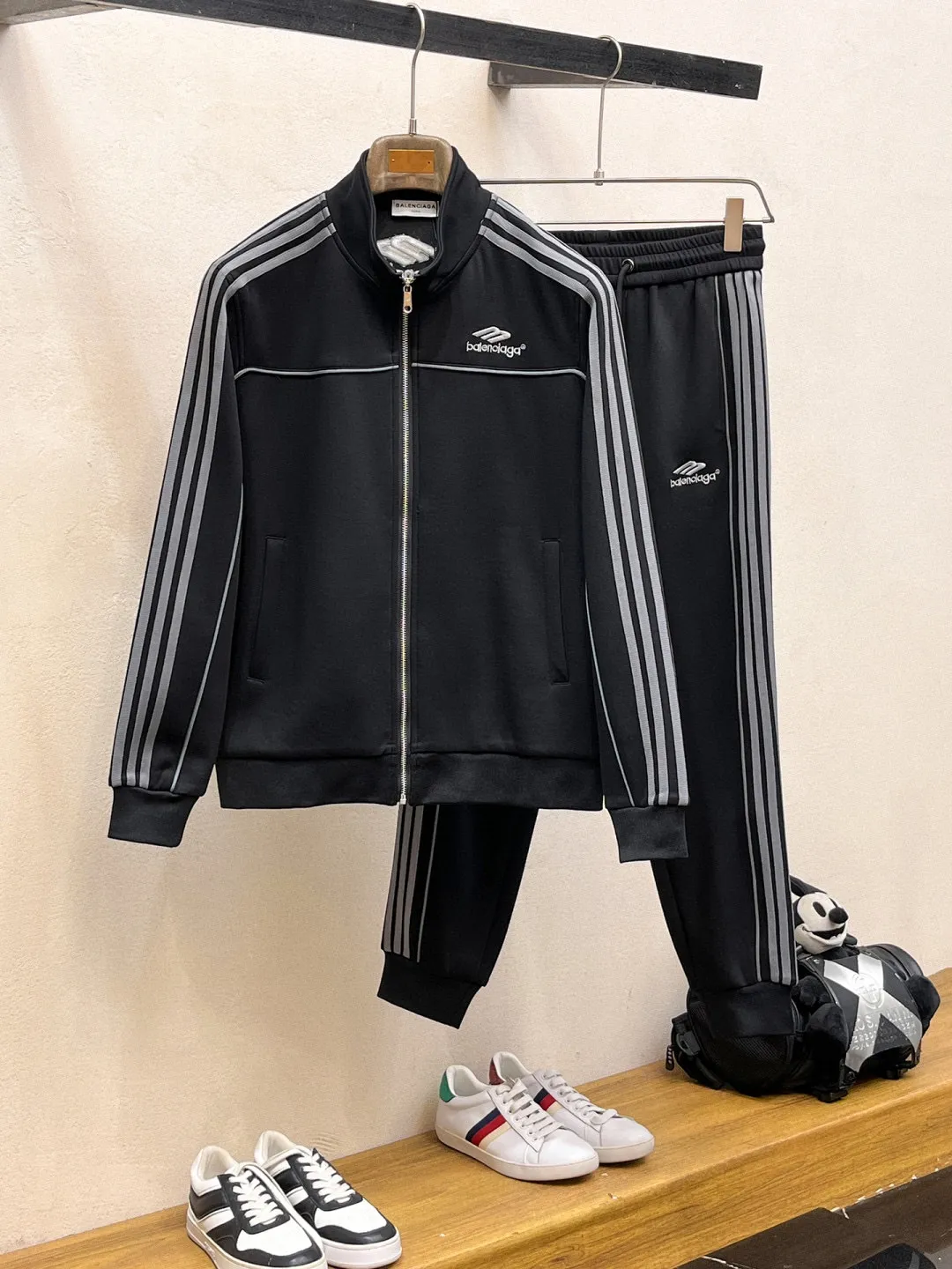 🅿️720 [BALENCIAGA] Hot-selling suit is coming. Focus on the original version of the official website. 2025 new hot-selling cardigan and sweatshirt suit. The original order is the best. 🇭🇰The meticulous work of top designers is dedicated to a fitting and perfect upper body effect. All-natural high-quality Tencel Roman cotton 100%, close-fitting comfort, noble and elegant! Original hardware embodies elegance and nobility! Counter size: M-3XL (maximum wear up to 190 pounds)