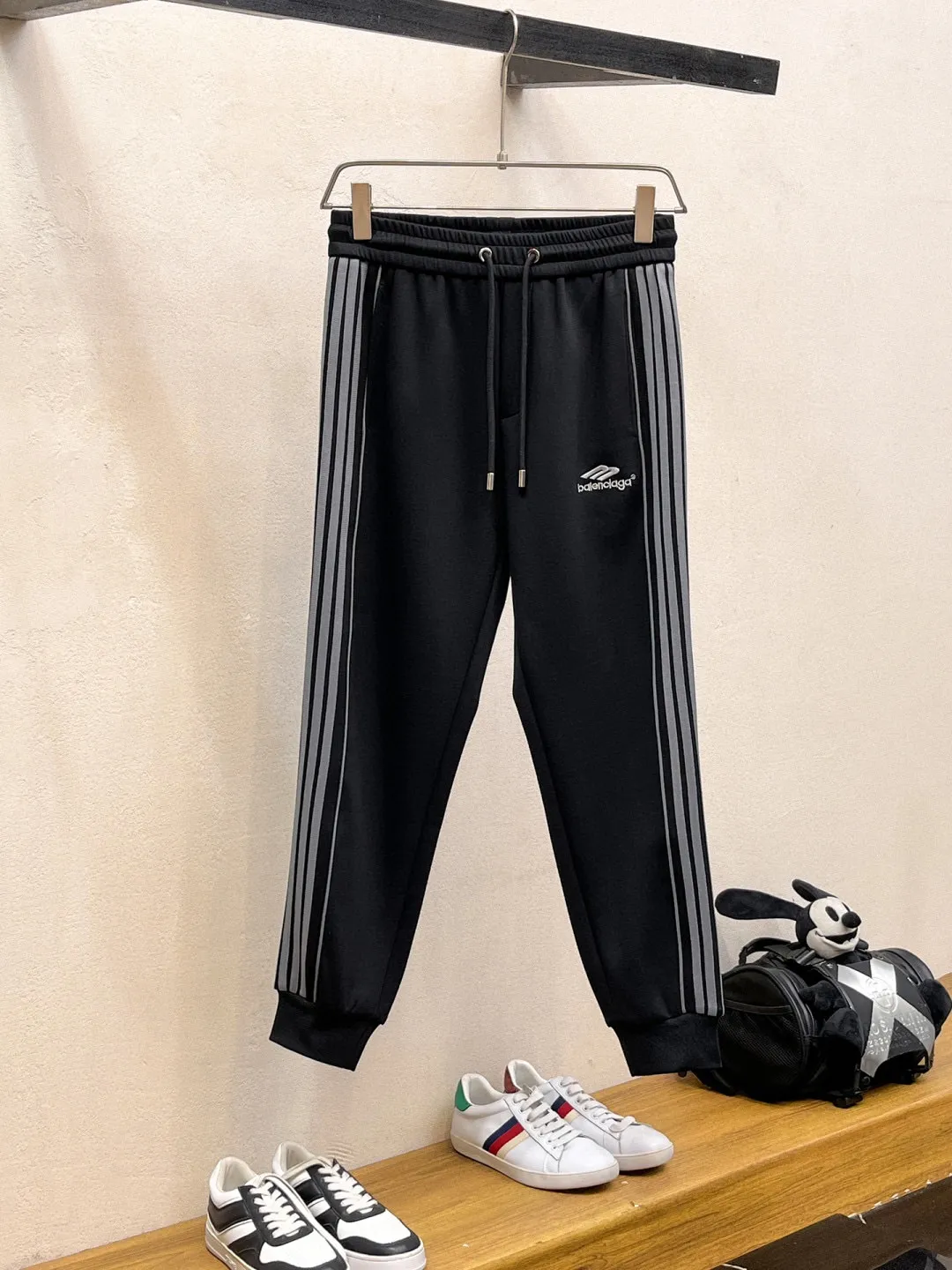 🅿️720 [BALENCIAGA] Hot-selling suit is coming. Focus on the original version of the official website. 2025 new hot-selling cardigan and sweatshirt suit. The original order is the best. 🇭🇰The meticulous work of top designers is dedicated to a fitting and perfect upper body effect. All-natural high-quality Tencel Roman cotton 100%, close-fitting comfort, noble and elegant! Original hardware embodies elegance and nobility! Counter size: M-3XL (maximum wear up to 190 pounds)