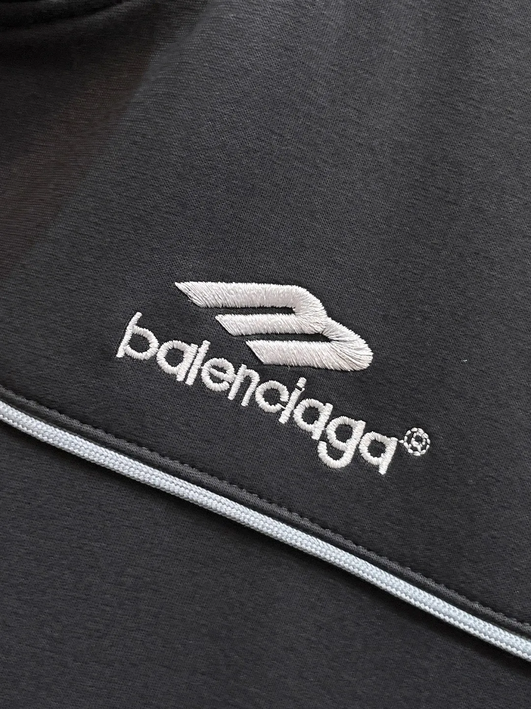 🅿️720 [BALENCIAGA] Hot-selling suit is coming. Focus on the original version of the official website. 2025 new hot-selling cardigan and sweatshirt suit. The original order is the best. 🇭🇰The meticulous work of top designers is dedicated to a fitting and perfect upper body effect. All-natural high-quality Tencel Roman cotton 100%, close-fitting comfort, noble and elegant! Original hardware embodies elegance and nobility! Counter size: M-3XL (maximum wear up to 190 pounds)